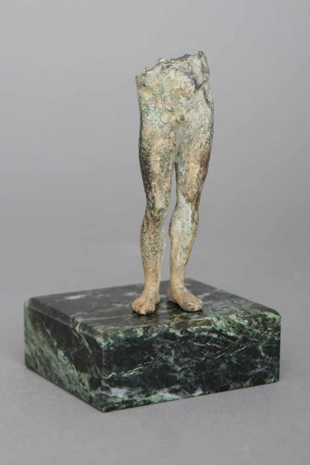Hellenistische Bronzefigur ¨Stehender Jüngling (Fragment)¨grün-grau patiniert, 1. Jhdt. v. Chr.,