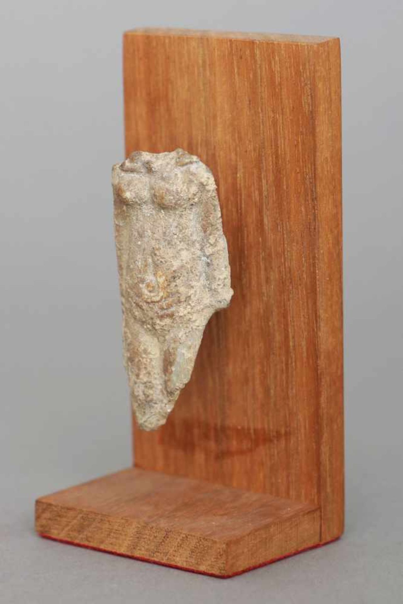 Antike Tonfigur (Uschebti/Grabbeigabe?)Fragment, liegender (weiblicher) Torso, auf Holzplatte - Image 2 of 2