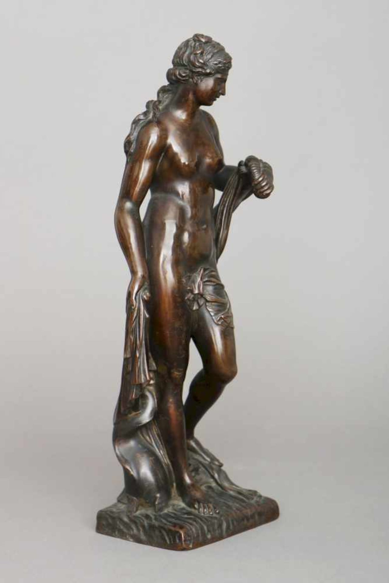 MICHEL ANGUIER (1612 Eu/Frankreich - 1686 Paris) Bronzefigur ¨Amphitrite¨dunkel patiniert,
