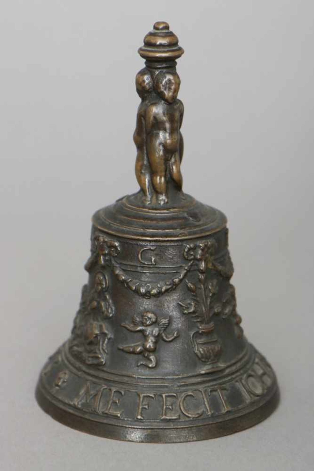 JOHANNES VAN DEN EYNDE (1515 Mecheln - 1556 ?) Tischglocke für den kirchlichen GebrauchBronze,