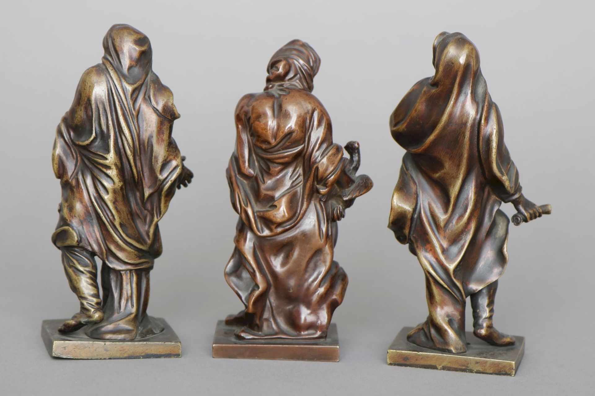 PIERRE LEGROS (1629 Chartres - 1714 Paris) Figurengruppe ¨3 Philosophen¨ Bronze, überwiegend braun - Bild 2 aus 7
