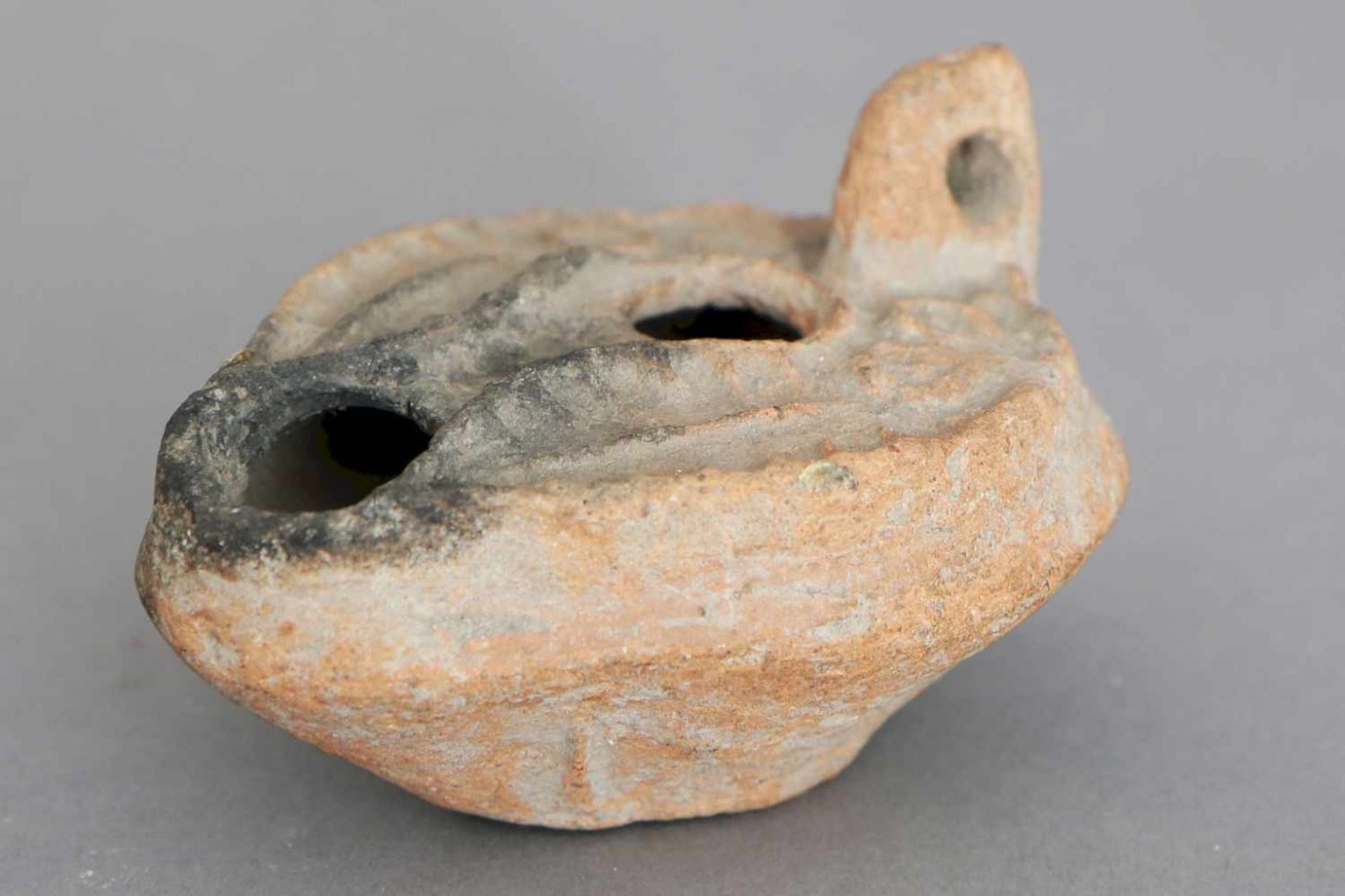 Antike Öllampe aus Tonrömisch oder orientalisch, tropfenförmiges Gefäß mit zentralem Fülloch, - Image 2 of 3