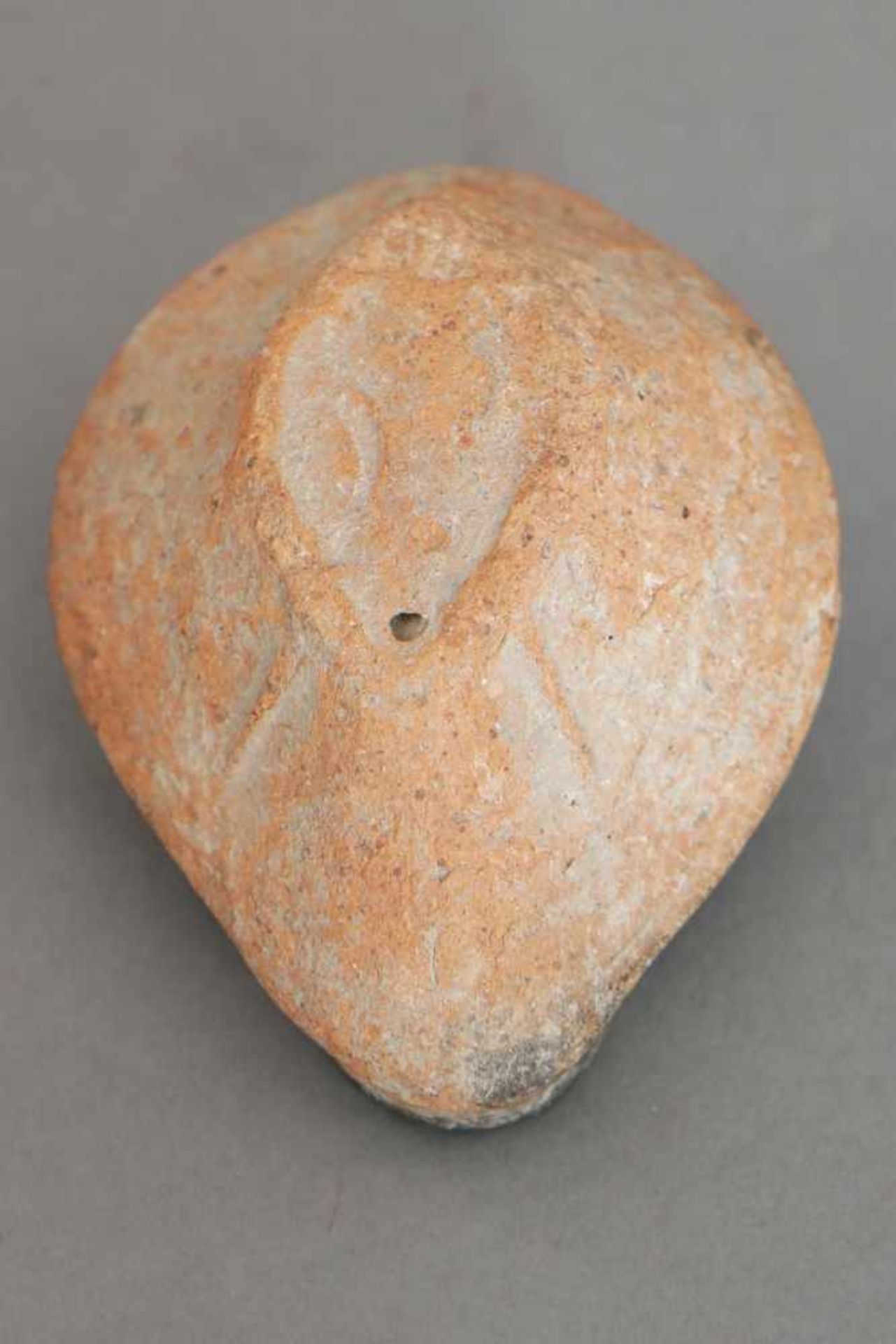 Antike Öllampe aus Tonrömisch oder orientalisch, tropfenförmiges Gefäß mit zentralem Fülloch, - Image 3 of 3