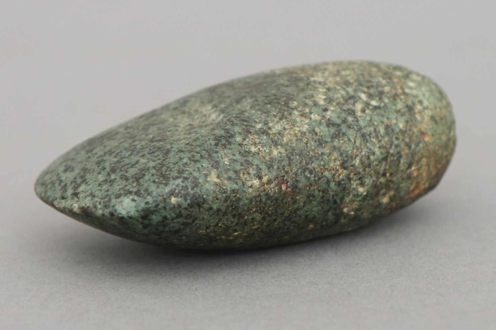 Neolithische Steinaxtgrün-schwarz gesprenkelter Granit (?), poliert, gerundet, L ca. 7cm