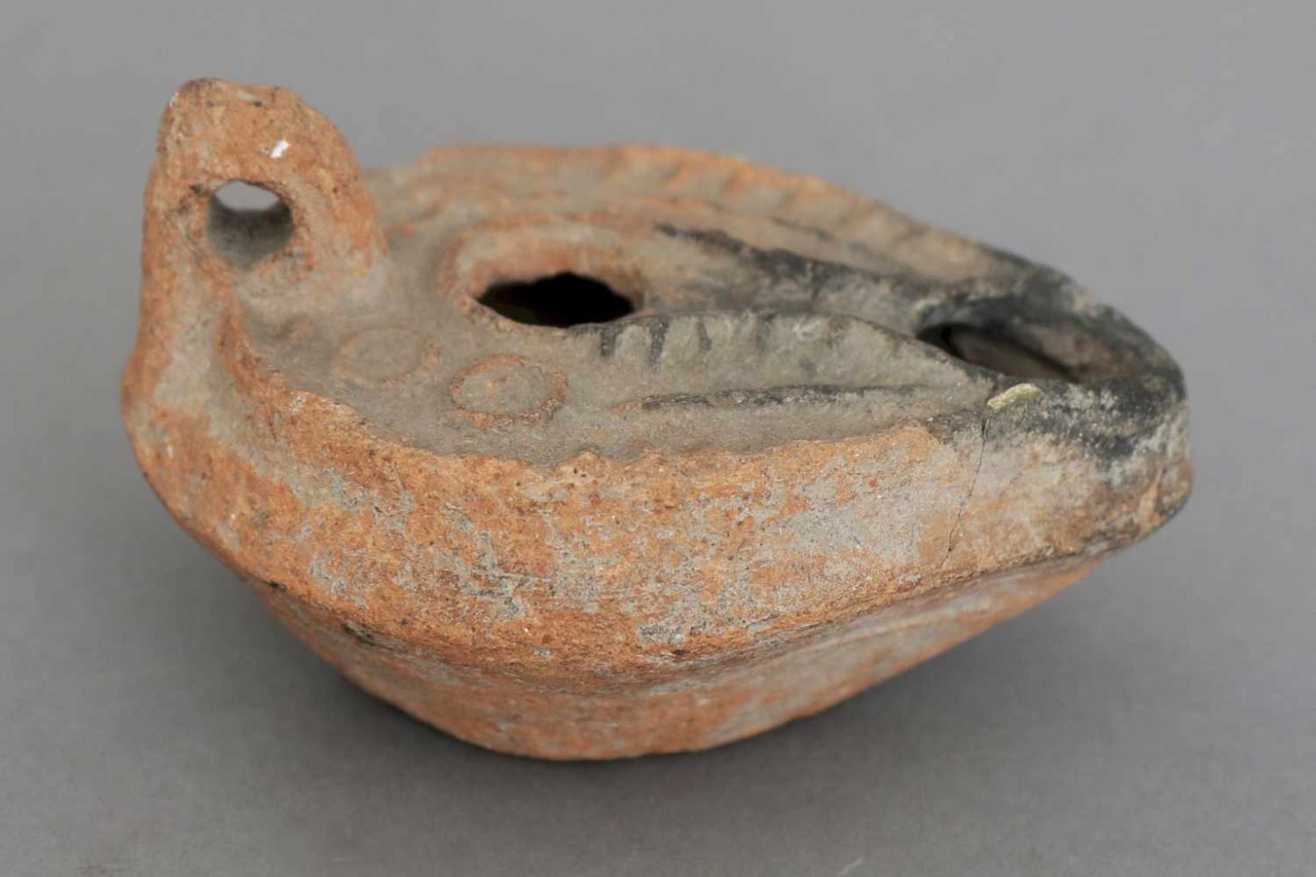 Antike Öllampe aus Tonrömisch oder orientalisch, tropfenförmiges Gefäß mit zentralem Fülloch,