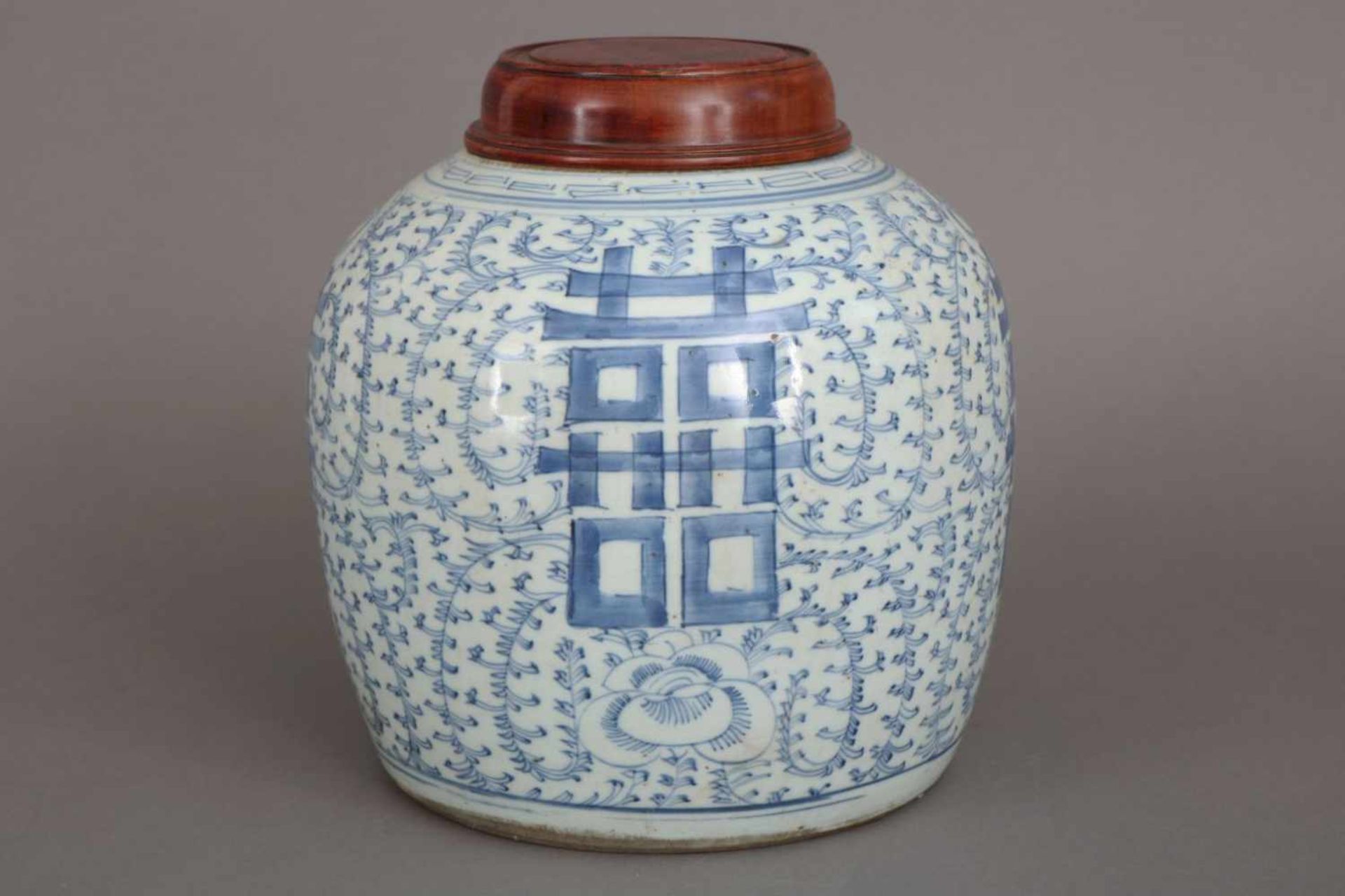 Chinesischer IngwertopfPorzellan und Holz, Qing Dynastie (1644-1912), bauchiges Gefäß mit