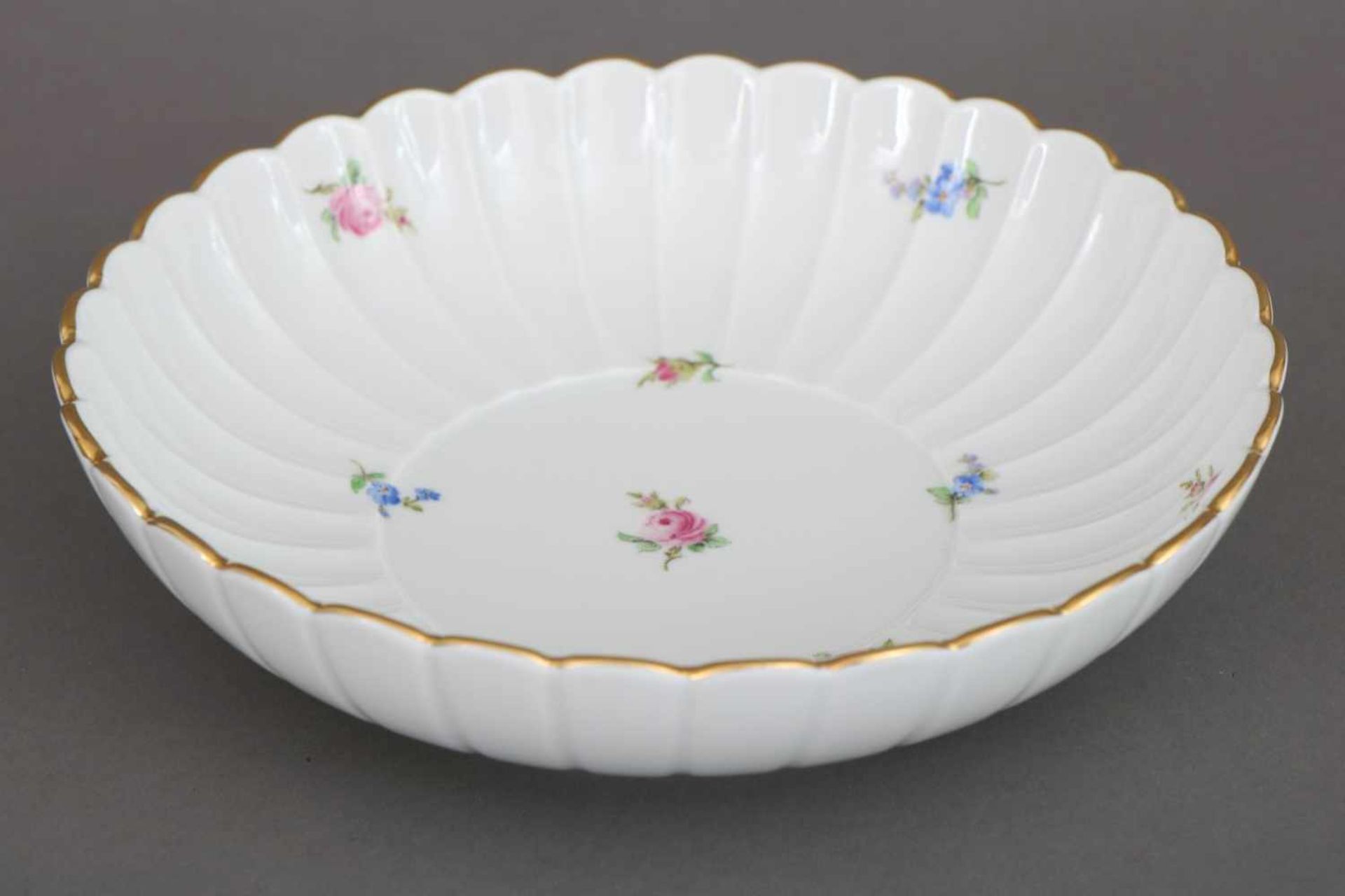 MEISSEN Schale2. Hälfte 20. Jhdt., runde, gefächerte Schale mit Streublumendekor und Goldrand, D ca.