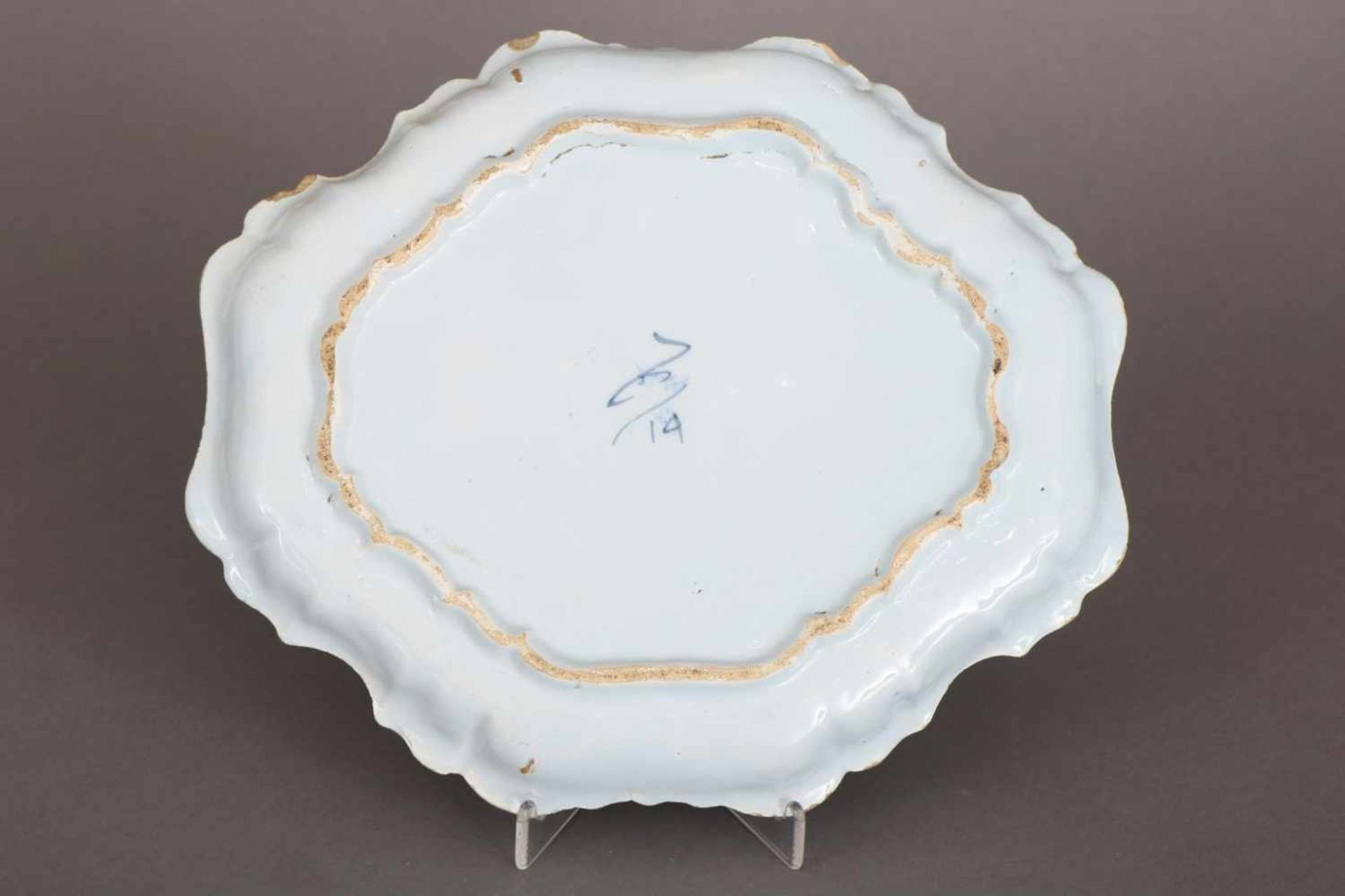 Fayence-PlatteDelft, 18. Jahrhundert, wohl ¨De Porceleyne Claeuw¨, oval-passige Platte mit - Bild 2 aus 3