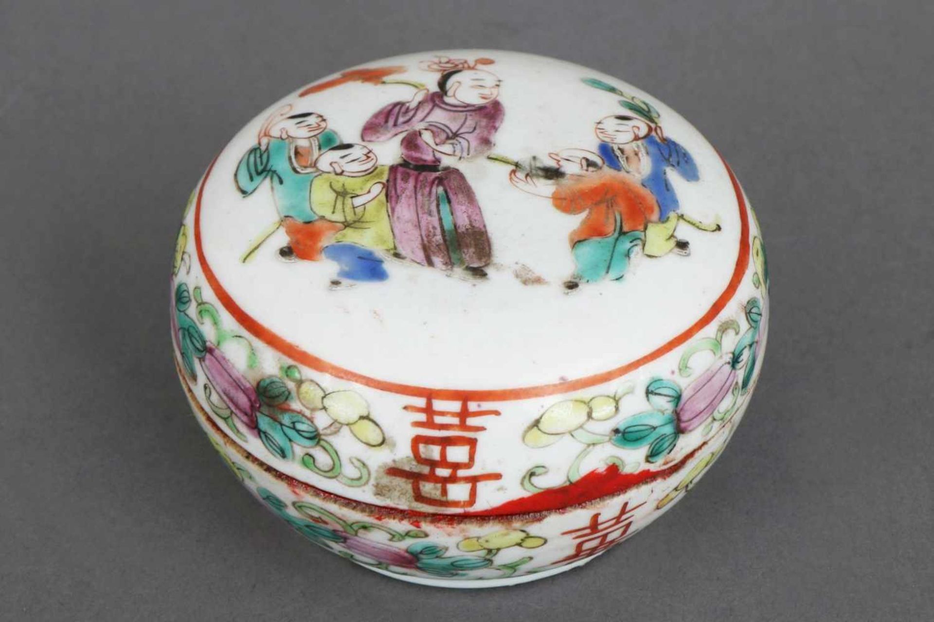 Chinesische SiegeldosePorzellan, Qing Dynastie (1644-1912, hier wohl Chien-Lung), runde ¨