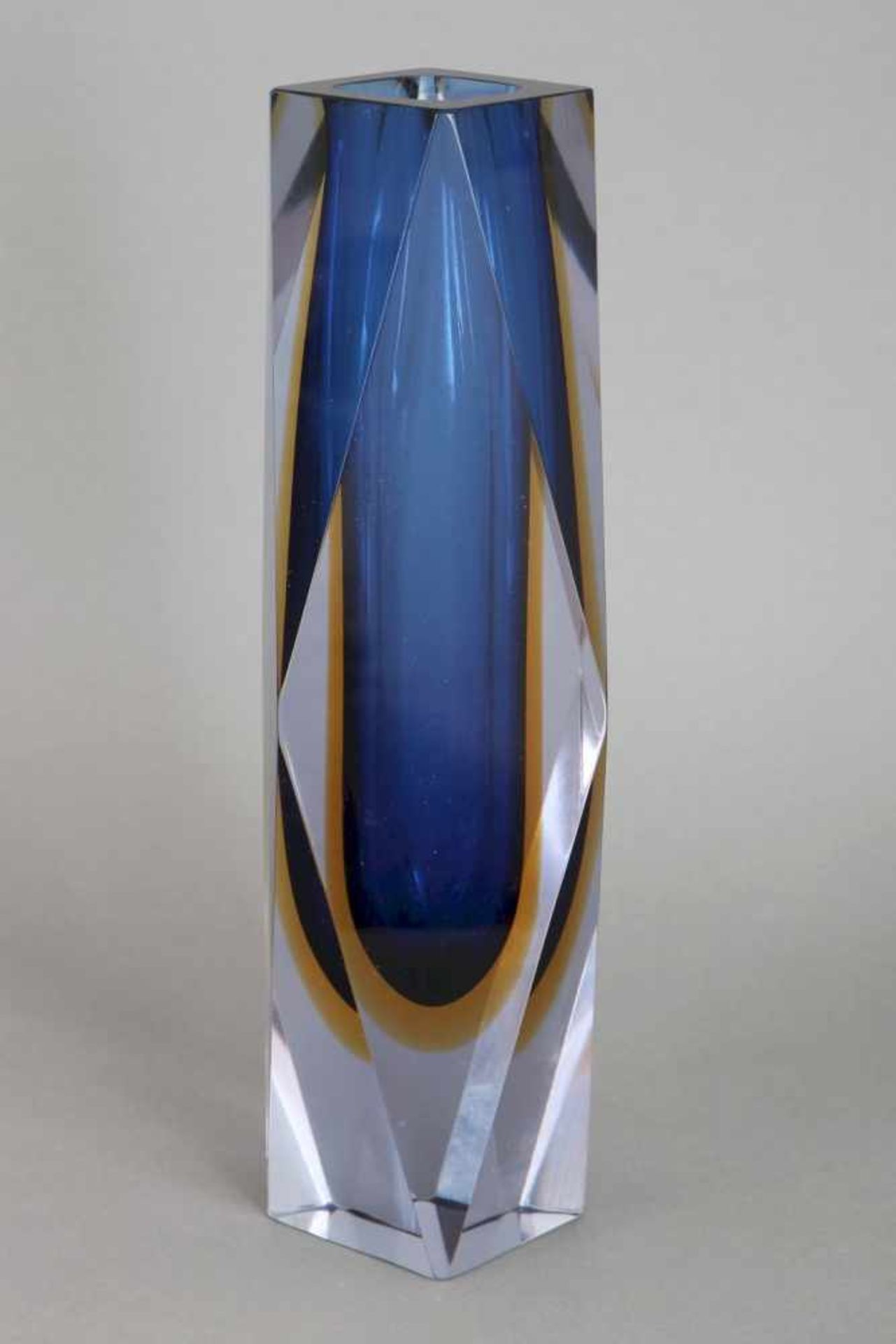 FLAVIO POLI (Murano) Sommerso Glasvase1960er Jahre, hoher, gekanteter Korpus mit blau-gelben