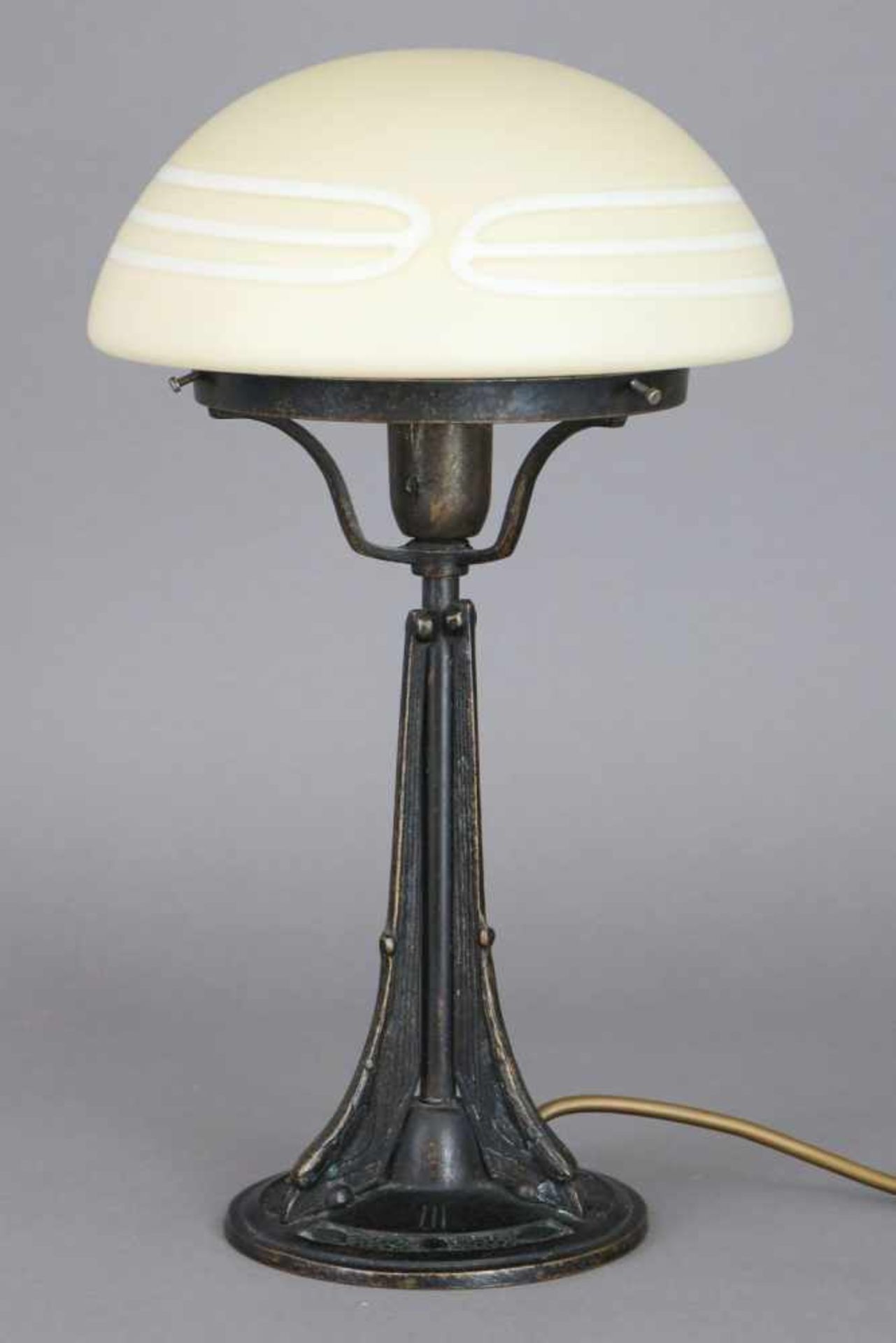 Tischlampe im Stile des JugendstilFuß Bronze, dunkel patiniert, 3 Stützen auf runder Bodenplatte,