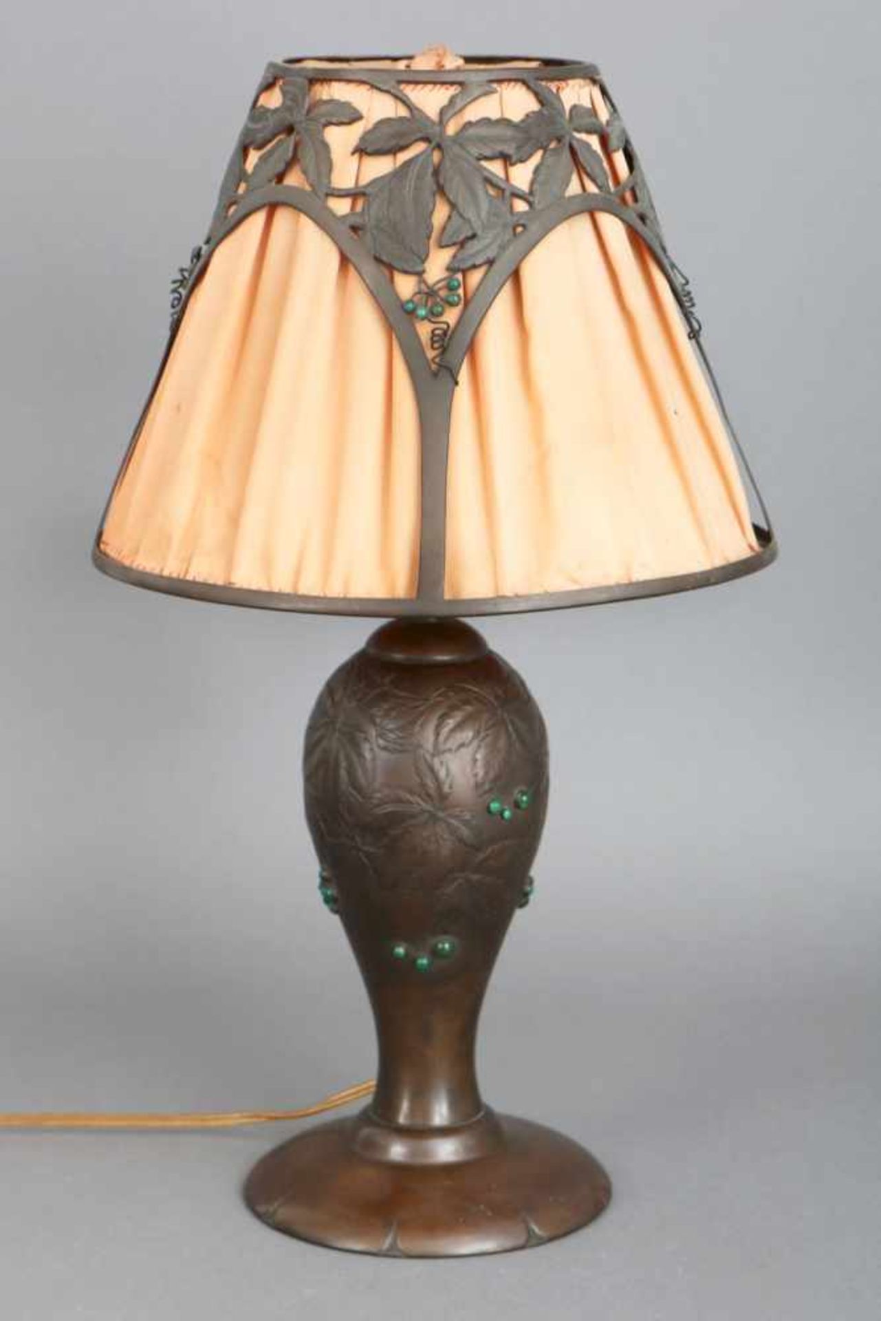 Tischlampe, Jugendstilwohl USA um 1910, vasenförmiger Fuß, Messing und Zink, brüniert, mit