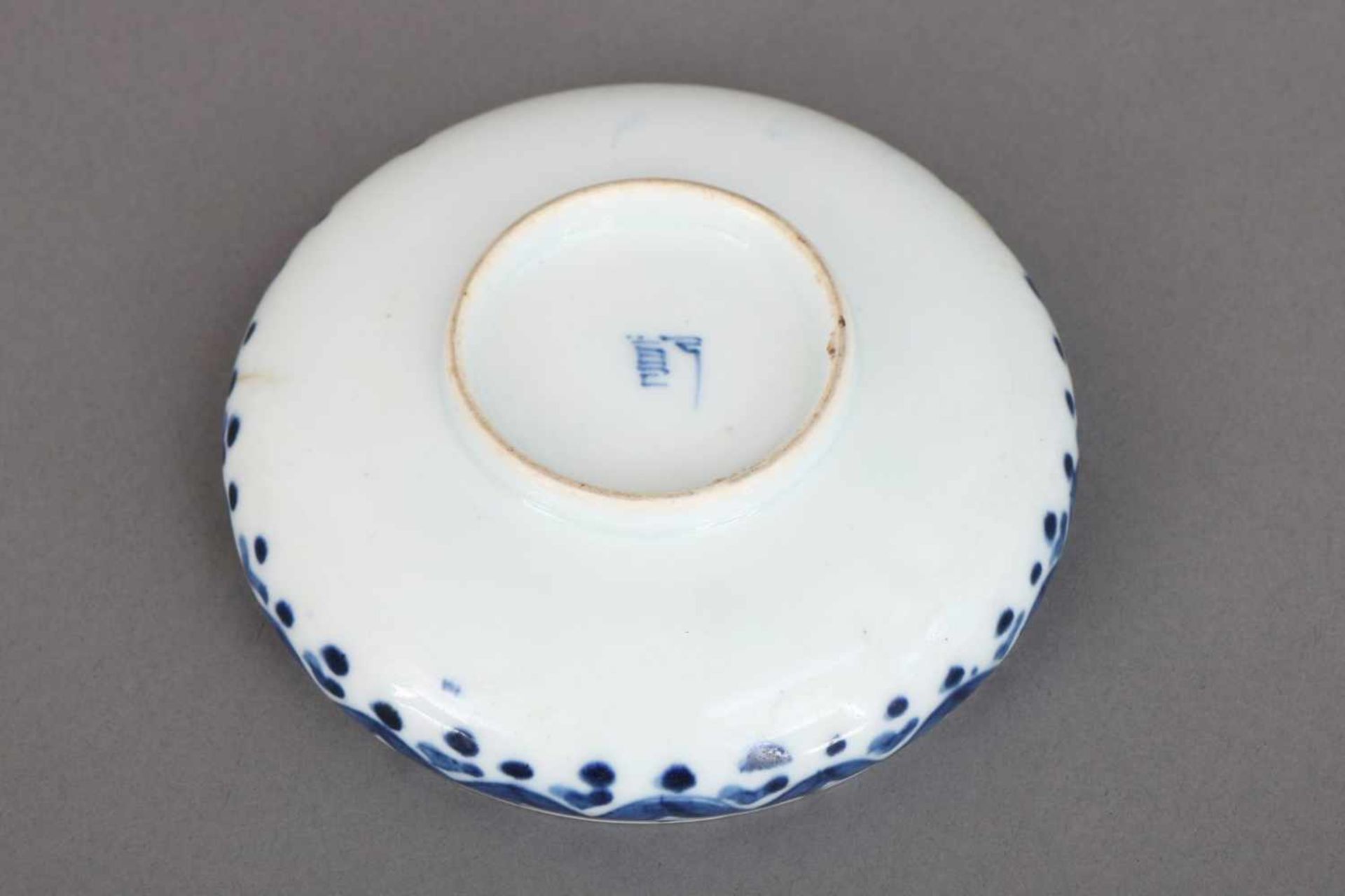 Chinesische Porzellanschalerunde Schale auf kurzem Standring, hell glasiert, blaue - Bild 2 aus 3
