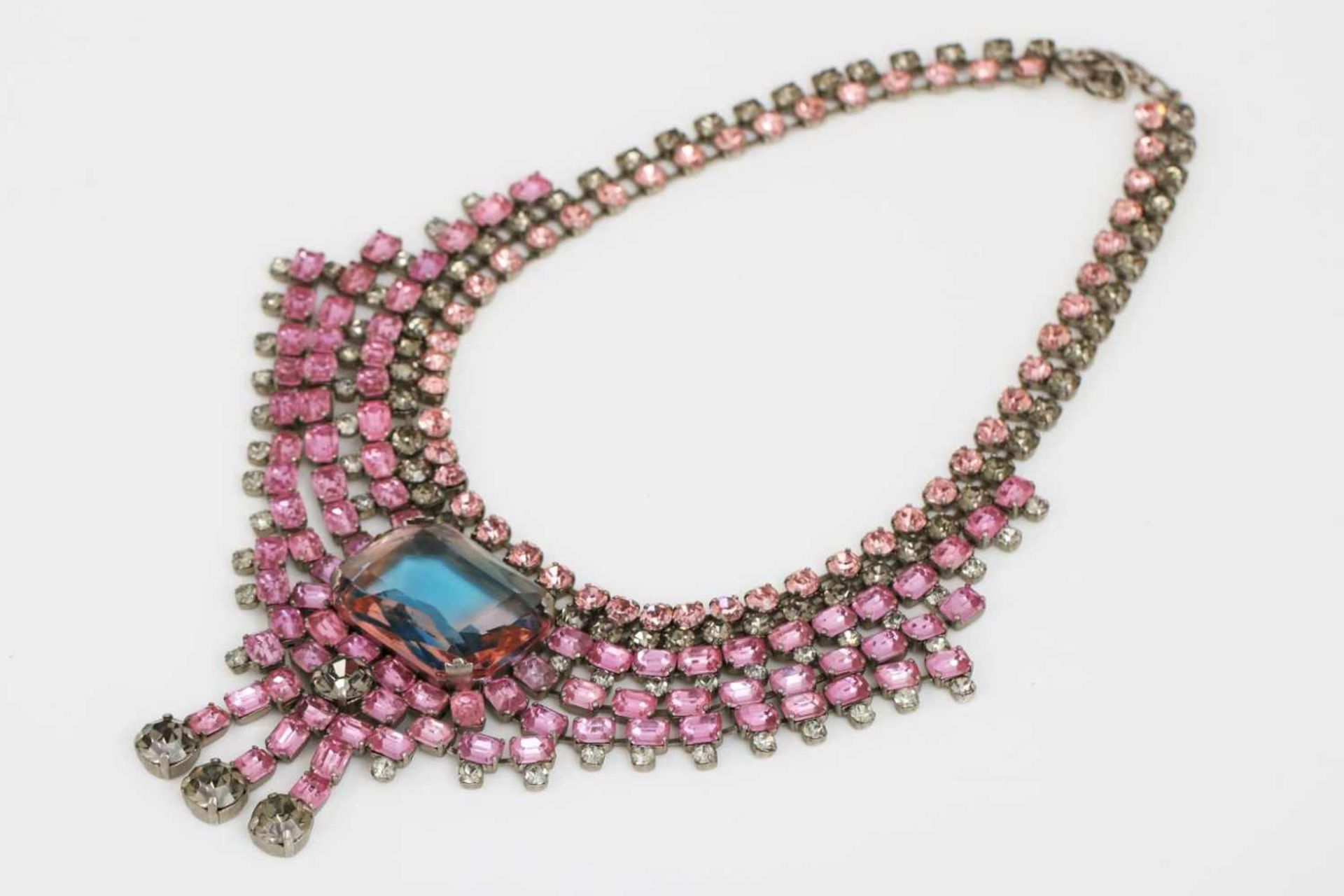 Collier DENAIVE PARISModeschmuck, vintage, um 1940, rosa und gräuliche Strasssteine, mittig ein