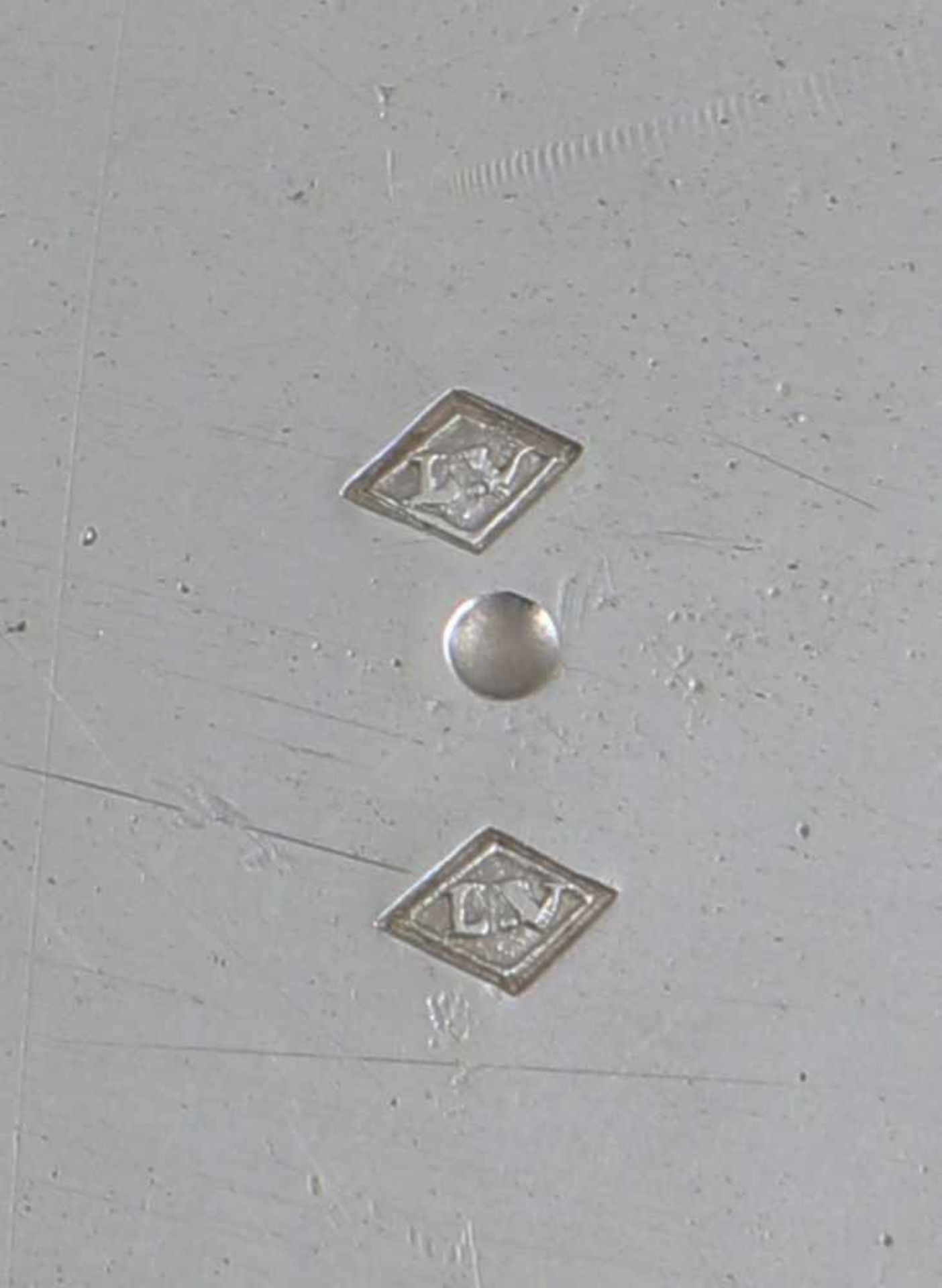 2 Platzteller aus dem Besitz des französischen Königshausesfranzösisches Silber, Meisterpunze ¨L. - Image 3 of 3