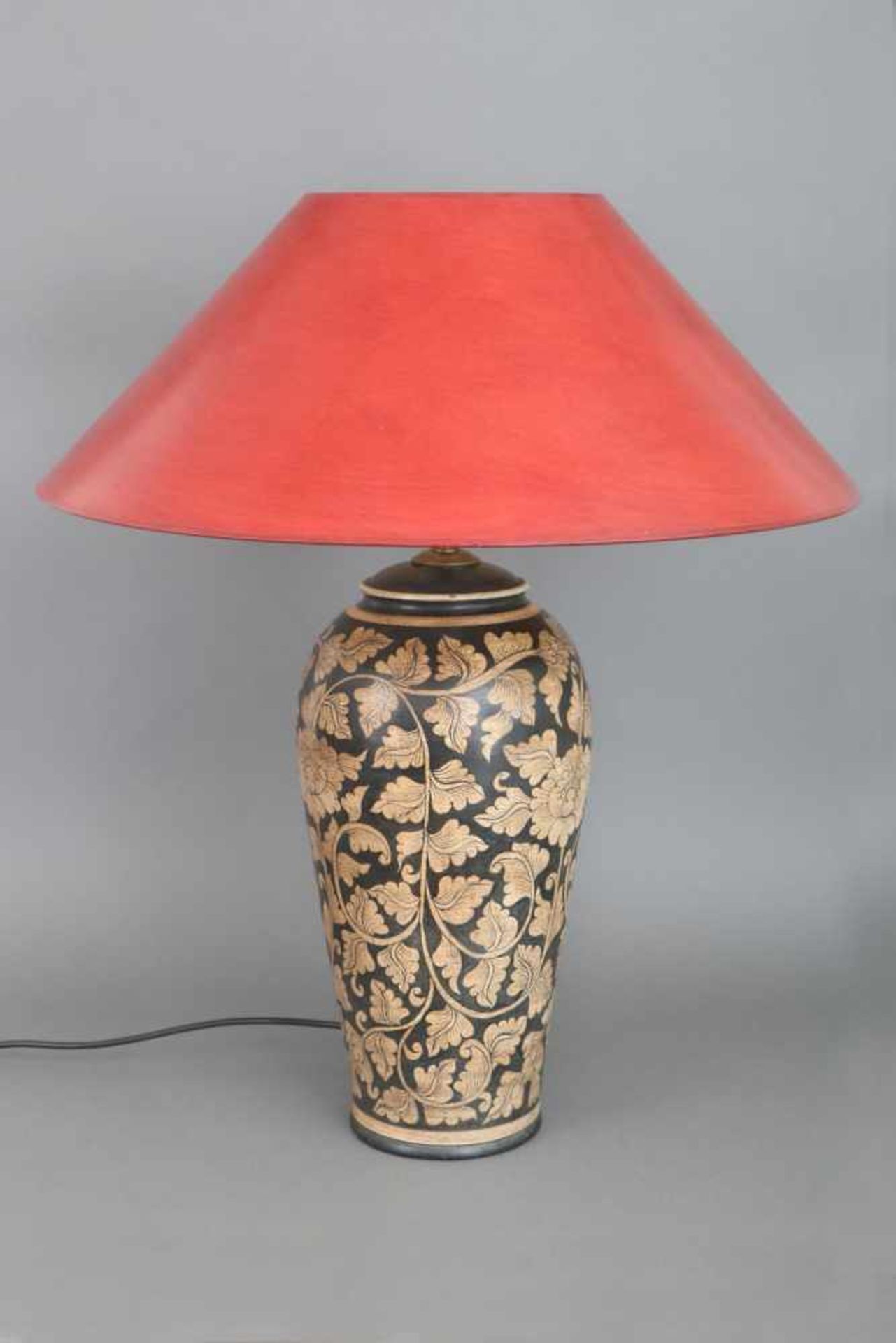 Tischlampewohl Italien, um 1980, Fuß in Form einer Keramik-Deckelvase mit Blattdekor, mit rot