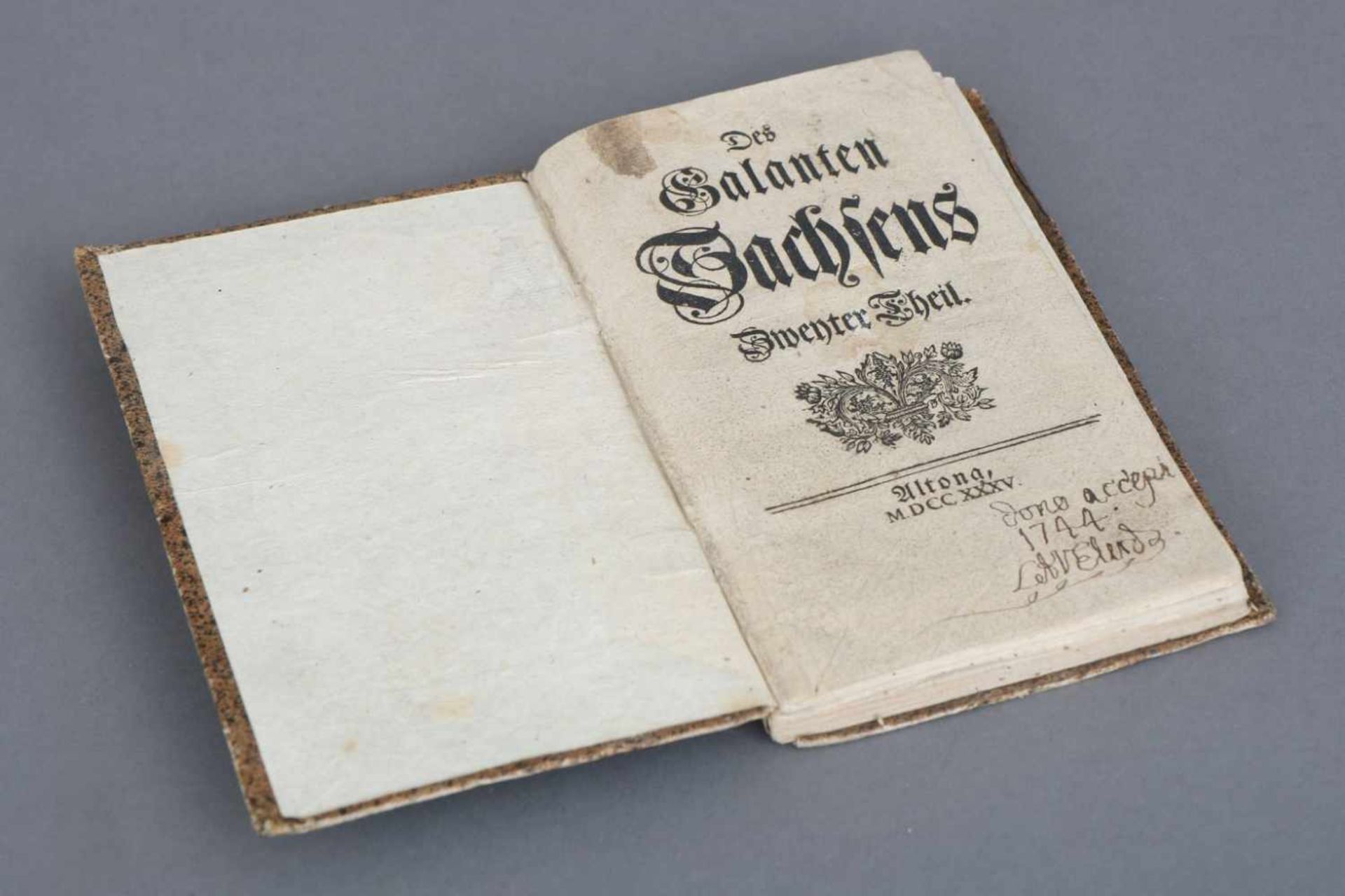 Buch, ¨Des galanten Sachsens zweyther Theil¨Altona, 1735, Pappeinband, marmoriert, Papier nur leicht