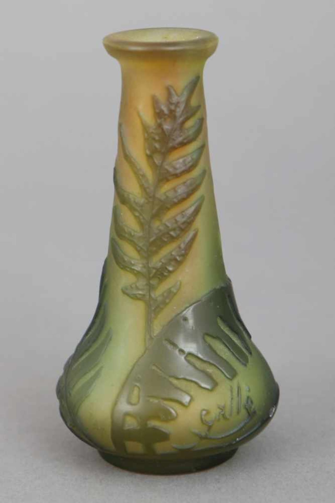 EMILE GALLÉ Vasegrün-gelbes Glas, dunkelgrün überfangen, Wandung umlaufend mit geschnittenem
