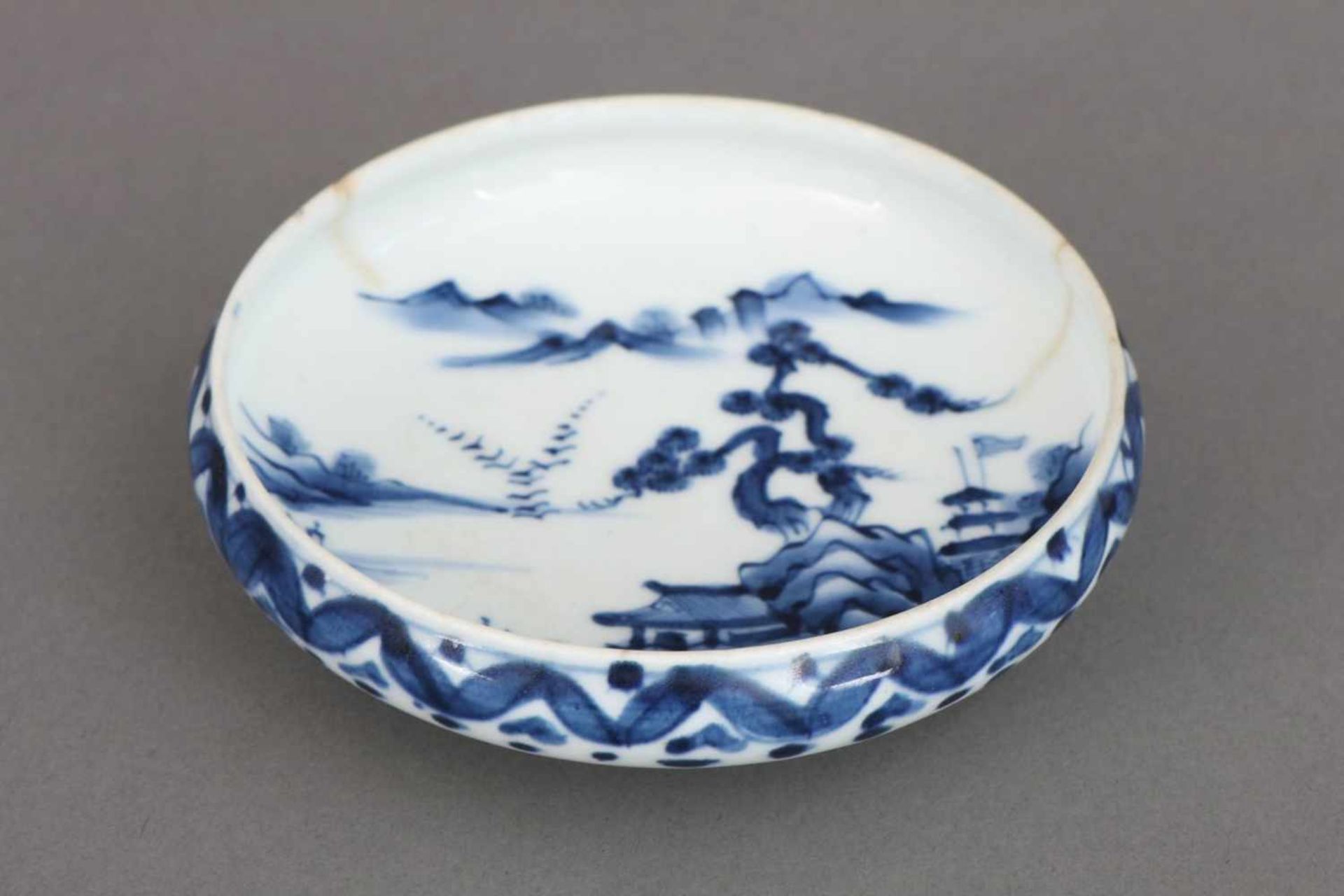 Chinesische Porzellanschalerunde Schale auf kurzem Standring, hell glasiert, blaue