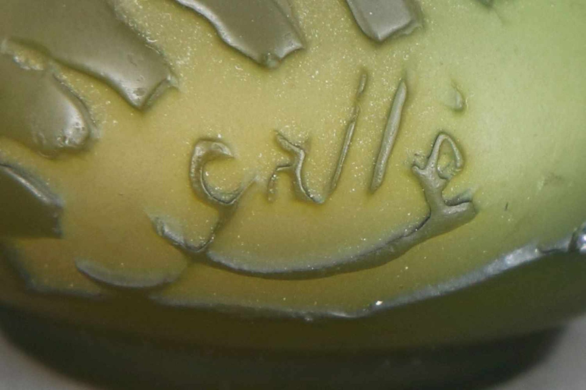 EMILE GALLÉ Vasegrün-gelbes Glas, dunkelgrün überfangen, Wandung umlaufend mit geschnittenem - Bild 2 aus 2