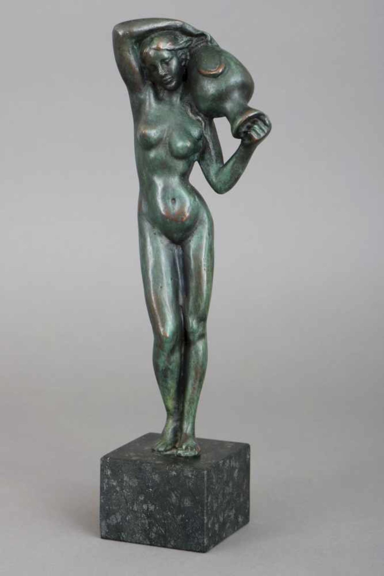 Bronzefigur ¨Venus mit Krug¨grün patiniert, Darstellung eines stehenden weiblichen Akts, einen