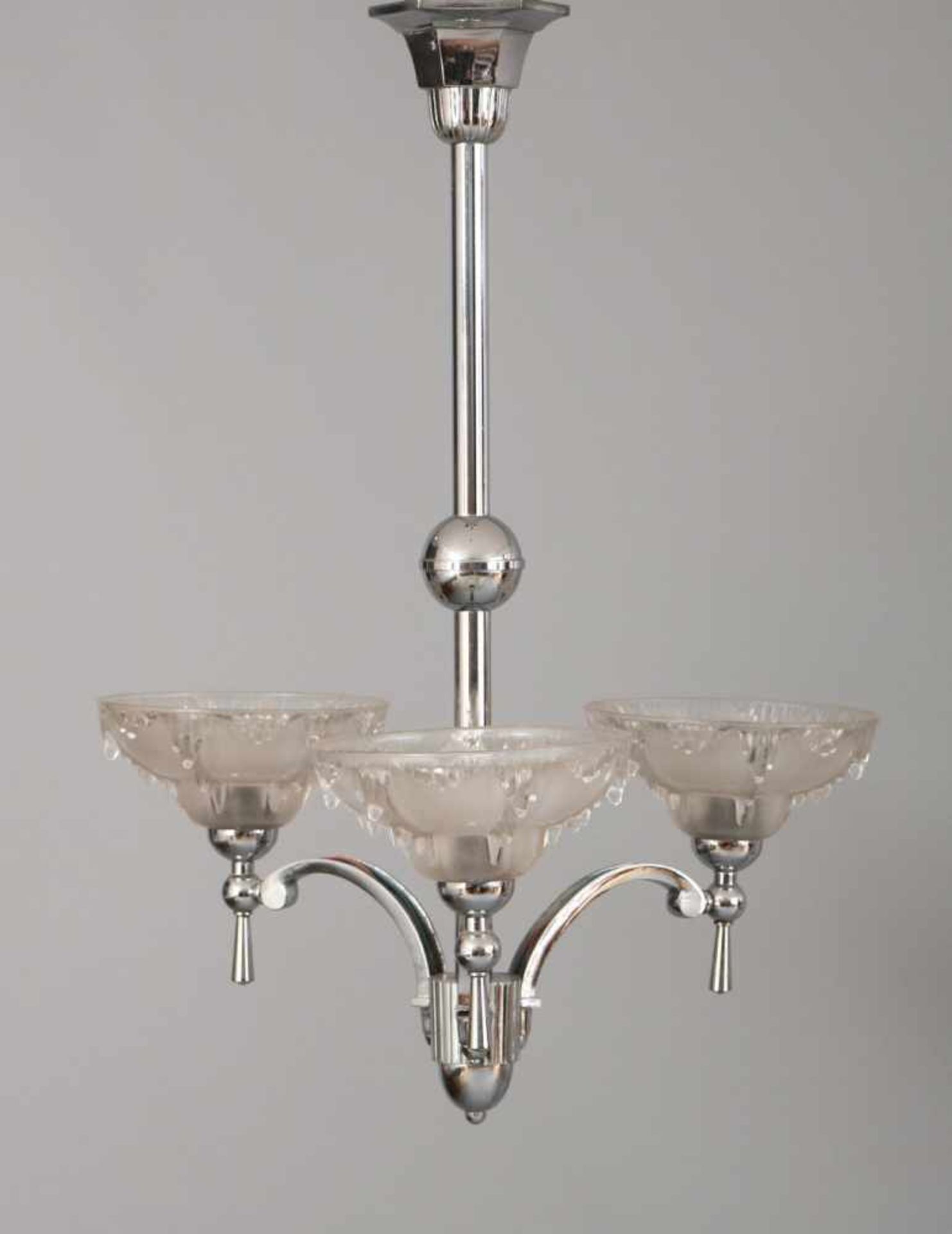 Art Deco Deckenlampeverchromtes Metall, 3 Leuchterarme mit ¨Kaskaden¨-Glaskuppeln, satiniert, H