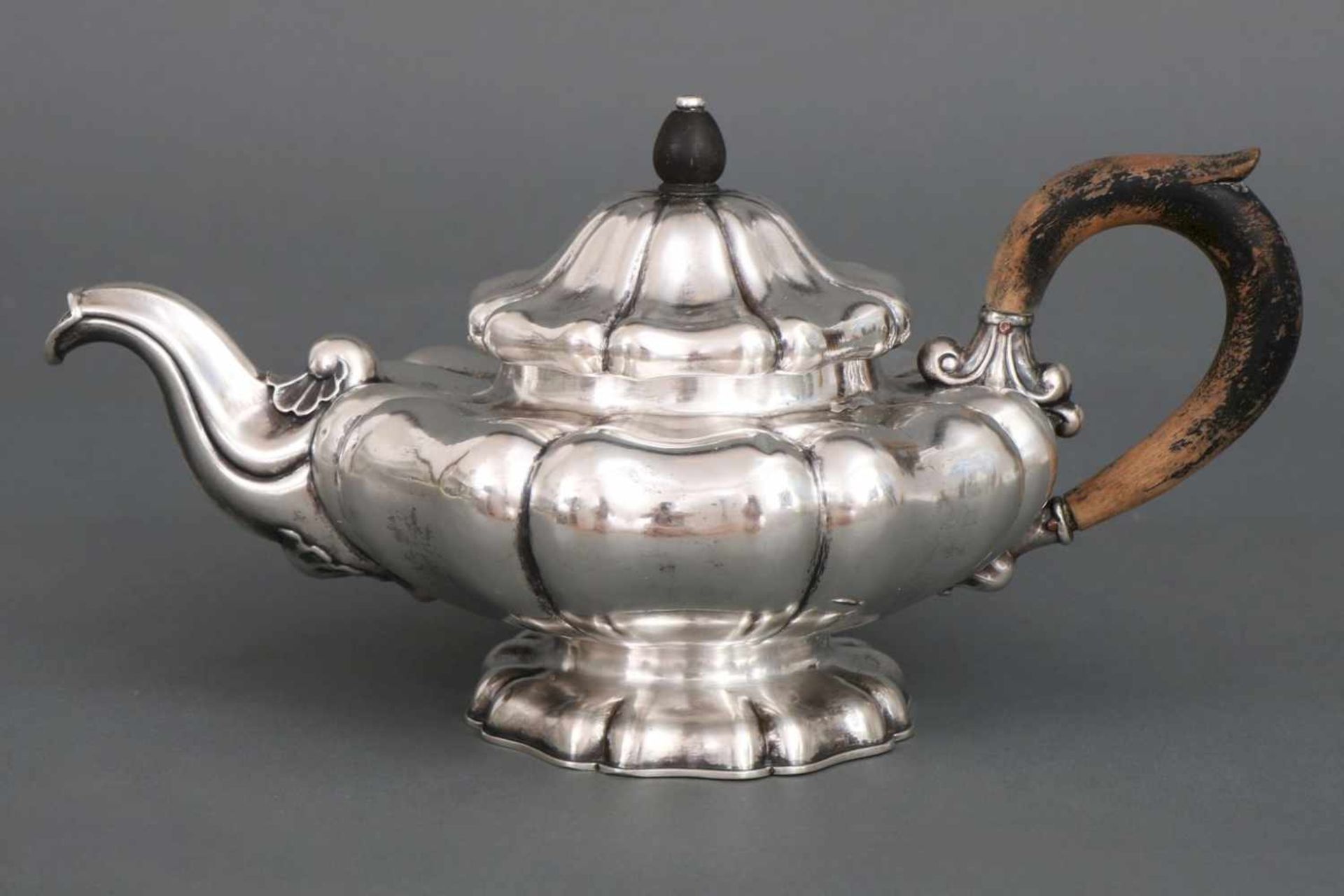 Teekanne Silber, Biedermeierbauchige, godronierte Form mit geschwungenem Ausguß, Scharnierdeckel mit