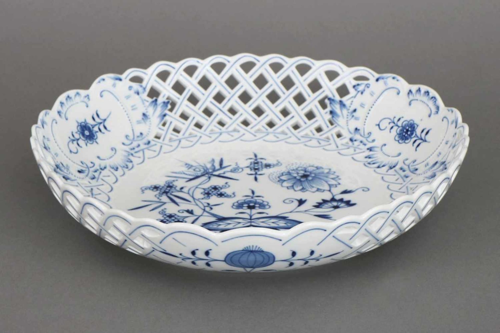 MEISSEN GitterschalePorzellan, 2. Hälfte 20. Jhdt., Dekor ¨Zwiebelmuster¨, runde Schale mit