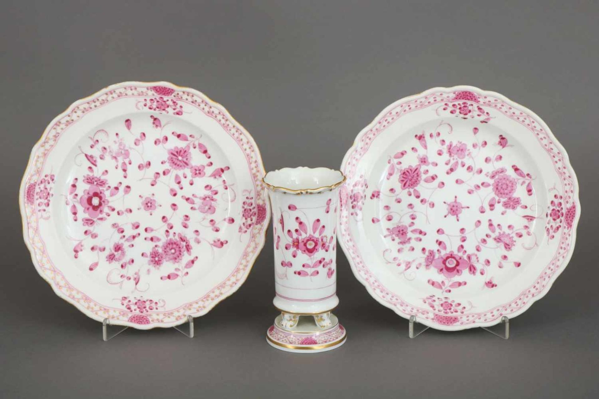 3 Teile MEISSEN PorzellanDekor ¨Indisch purpur¨, bestehend aus 2 Tellern (D 21,6cm), Form Neuer