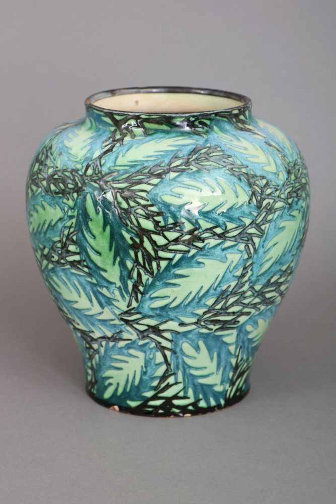 MAX LAEUGER Keramik VaseAusführung Karlsruher Majolika, um 1920, hochbauchige Vase mit kurzem