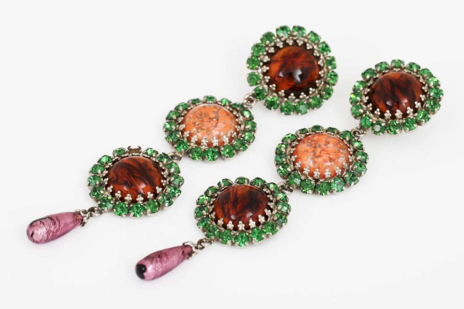 Paar OhrhängerModeschmuck, wohl Neugablonz, um 1940-50, grüner und orangefarbener Strass,