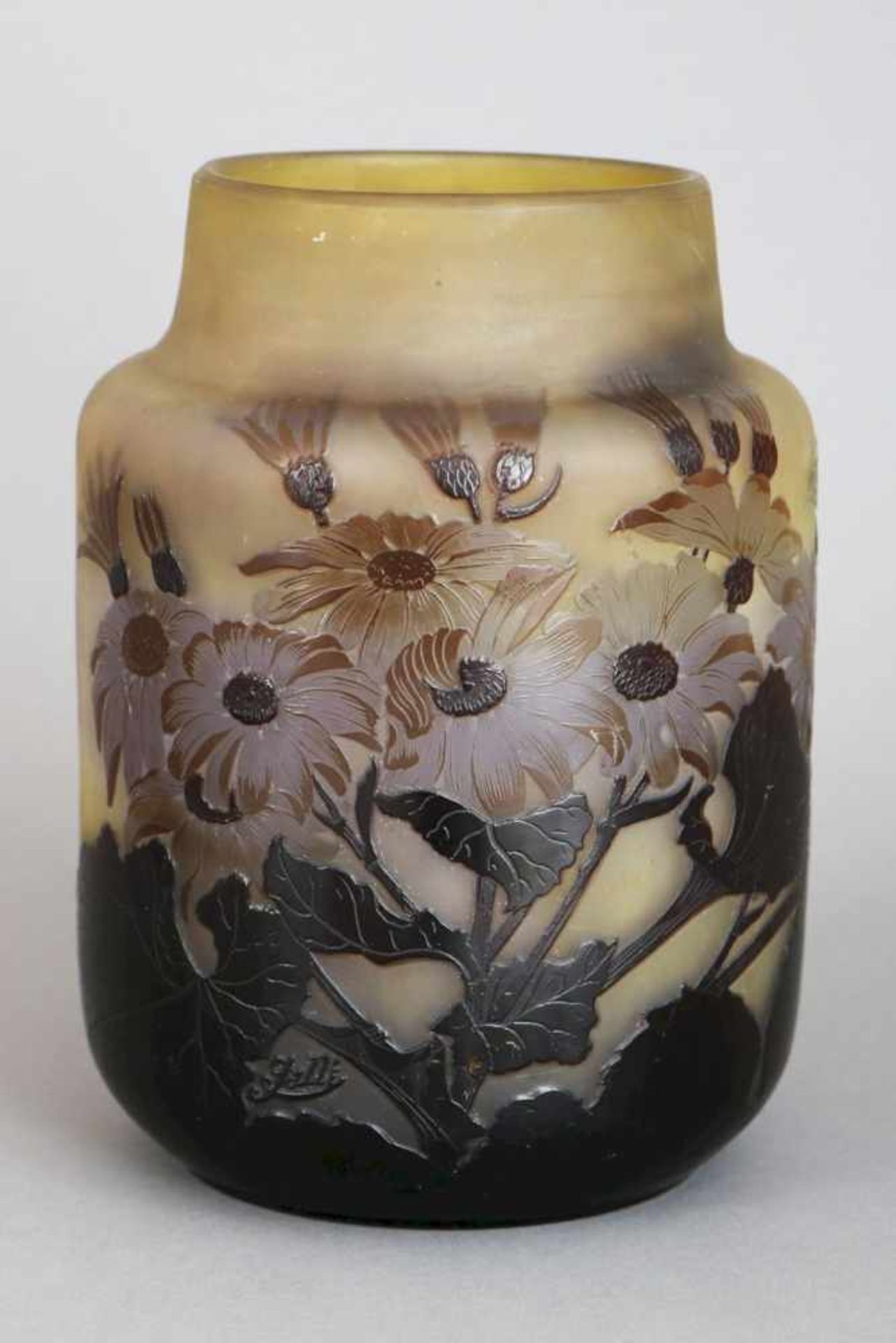 EMILE GALLÉ Vaseum 1900, zylindrischer Korpus, gelbes Glas, braun-blau überfangen, geschnittenes und