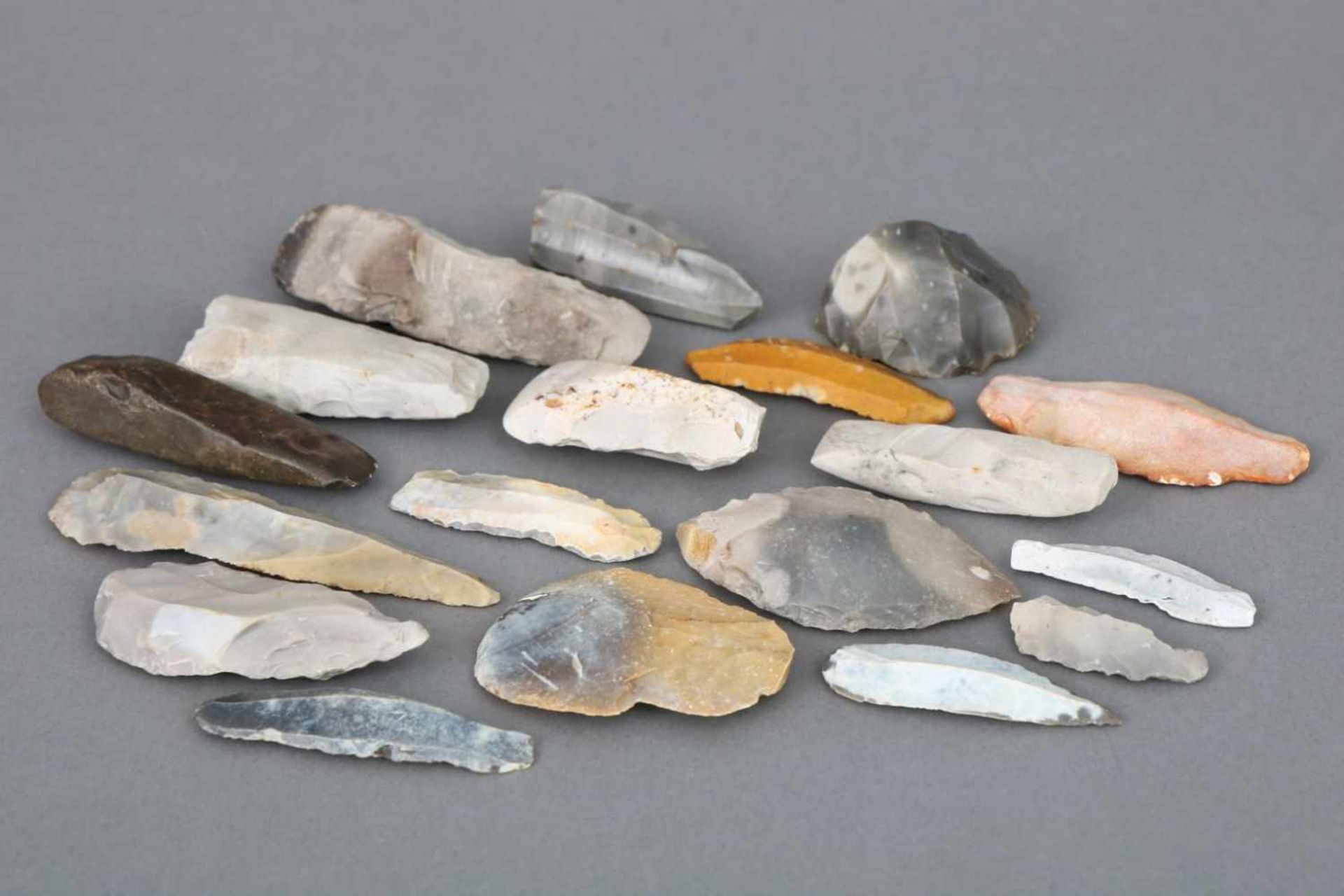18 steinzeitliche Faustkeilediverse Größen, Formen und Gesteine, L ca. 5-9,5cm