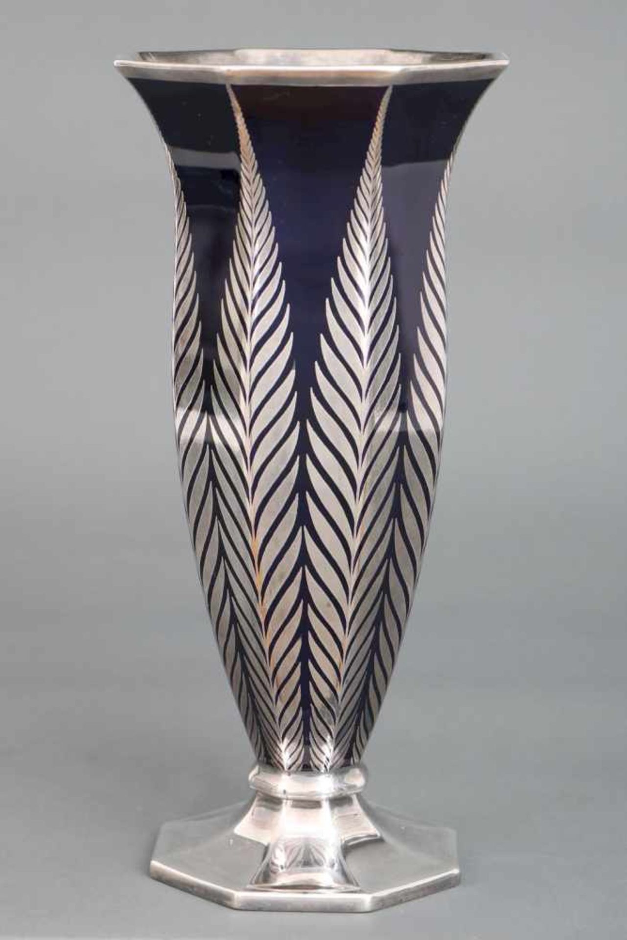 ROSENTHAL Vase mit Silver-overlayum 1920, schlanke, facettierte Kelchform auf polygonalem Stand,