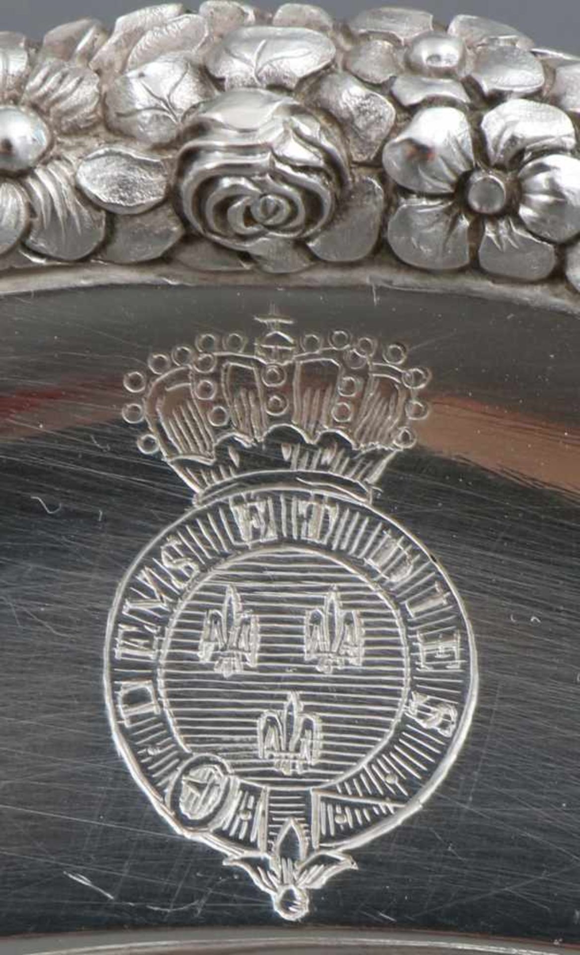2 Platzteller aus dem Besitz des französischen Königshausesfranzösisches Silber, Meisterpunze ¨L. - Image 2 of 3