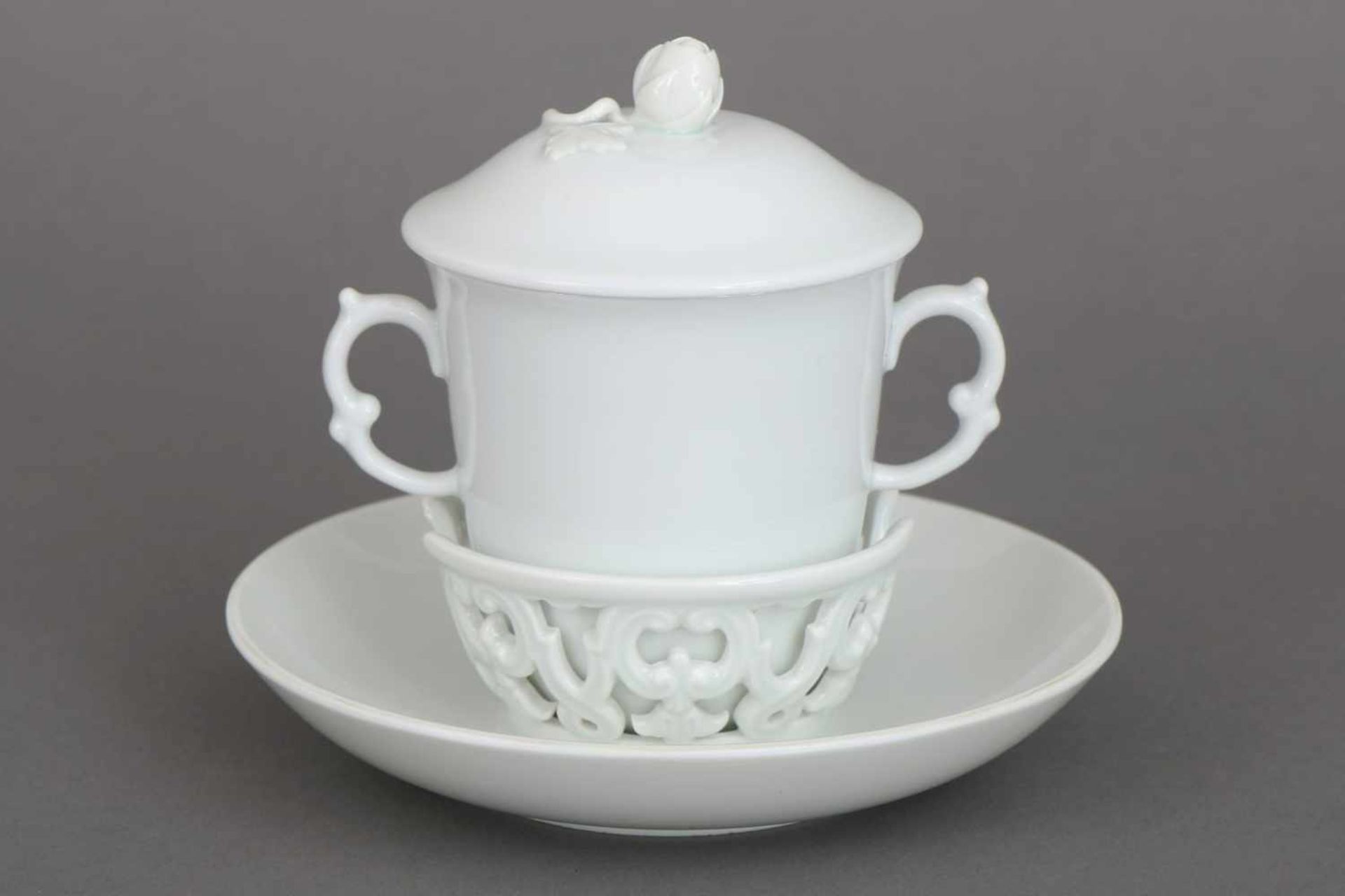 MEISSEN Trembleuse Tasse (¨Zittertasse¨)Weißporzellan, 20. Hälfte 20. Jhdt., Doppelhenkeltasse mit