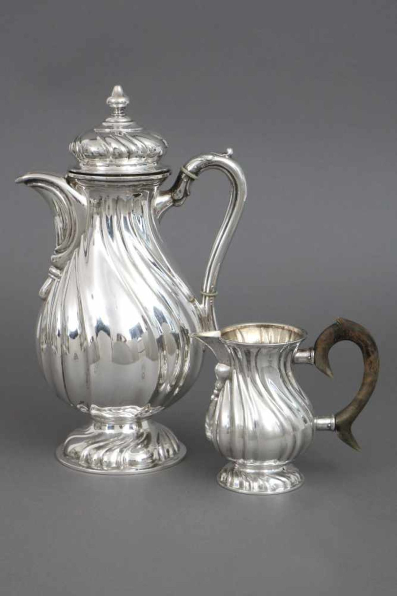 Silber Kaffeekanne und MilchkännchenWilkens u.a., 800er Silber, Deutsch, birnenförmige Kanne mit