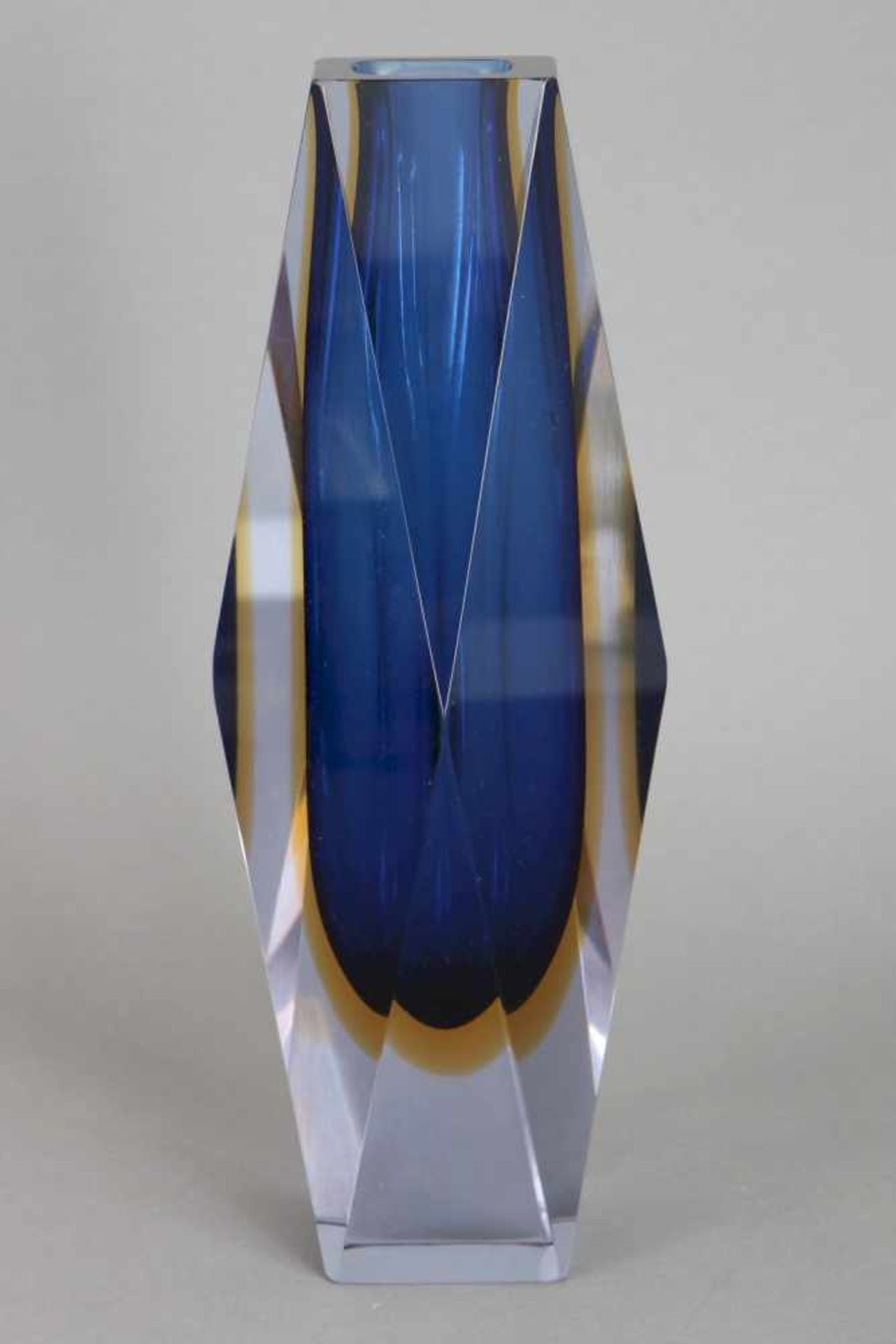 FLAVIO POLI (Murano) Sommerso Glasvase1960er Jahre, hoher, gekanteter Korpus mit blau-gelben - Bild 2 aus 2