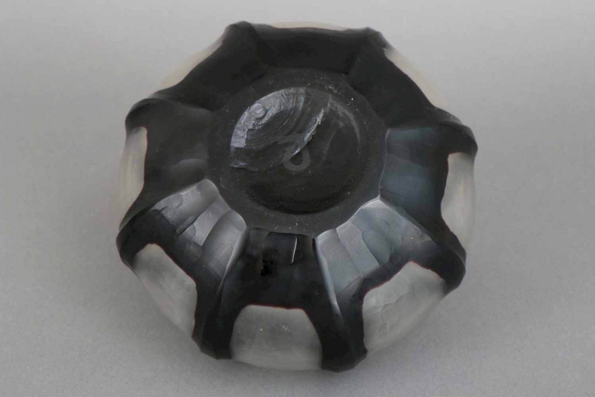 GUNTHER LAMBERT Vasefarbloses und schwarz überfangenes Glas, geschnitten und geätzt, bauchiges, - Bild 2 aus 2
