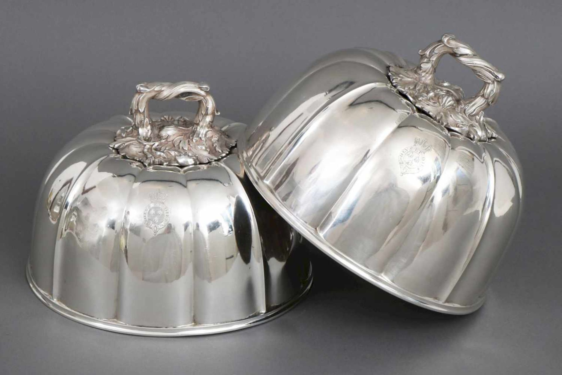 2 Cloches aus dem Besitz des französischen Königshausesfranzösisches Silber, wohl um 1825, runde