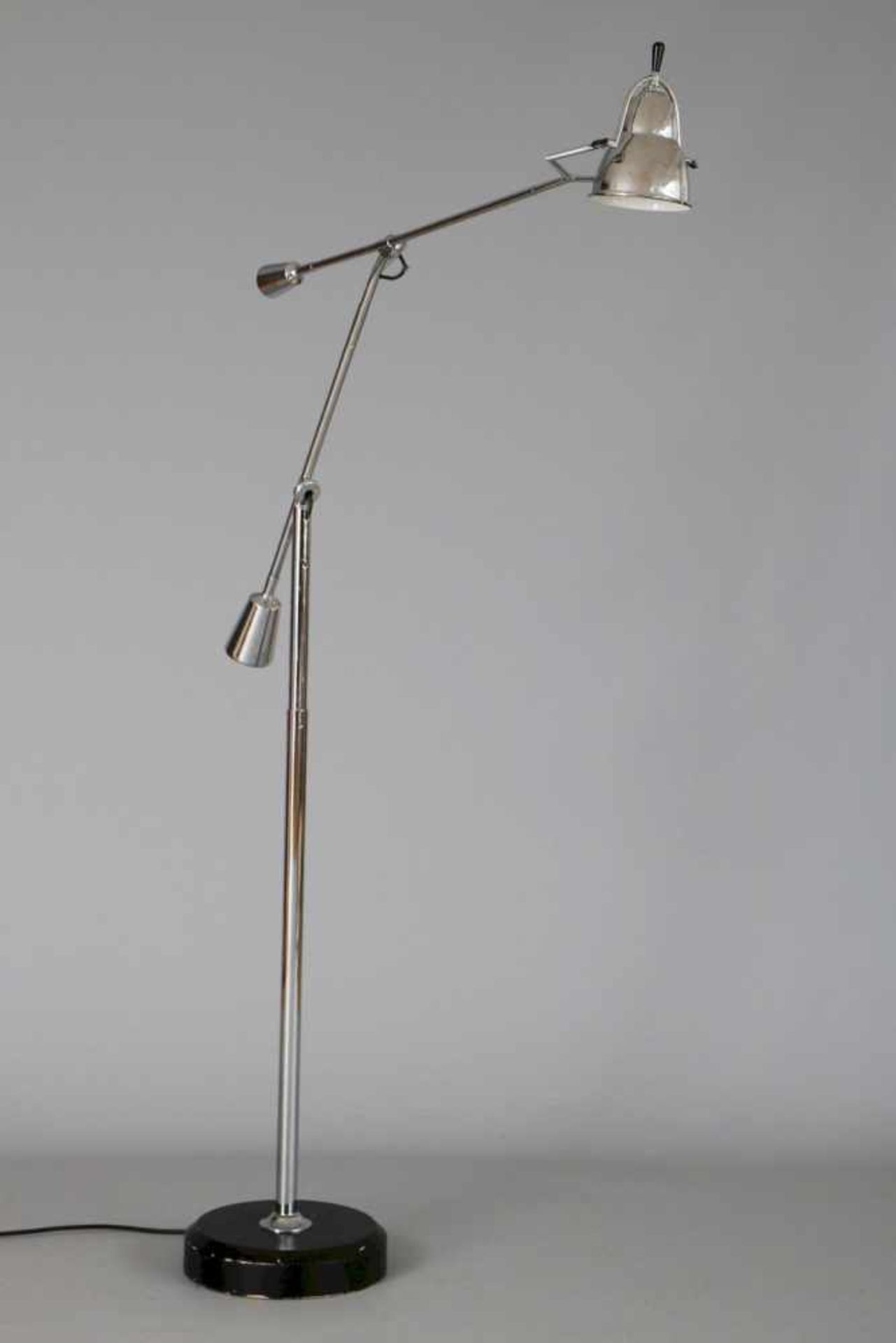 Stehlampe im Stile Eduard-Wilfrid Buquetverchromtes Metall, trichterförmiger Kuppelschirm an
