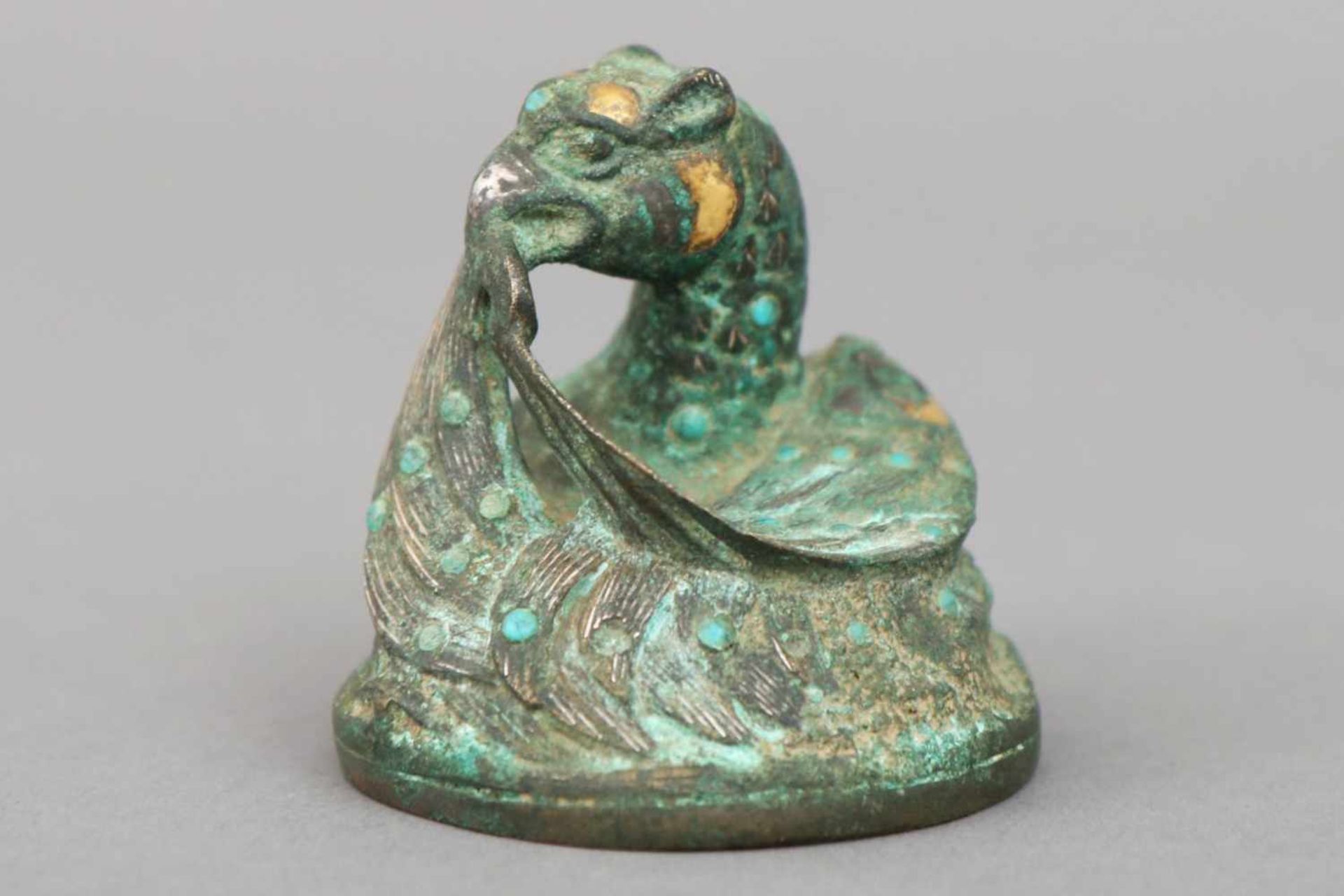 Archaischer chinesischer Bronze-Deckel (Knauf)vollplastische Figur eines beflügelten, verschlungenen