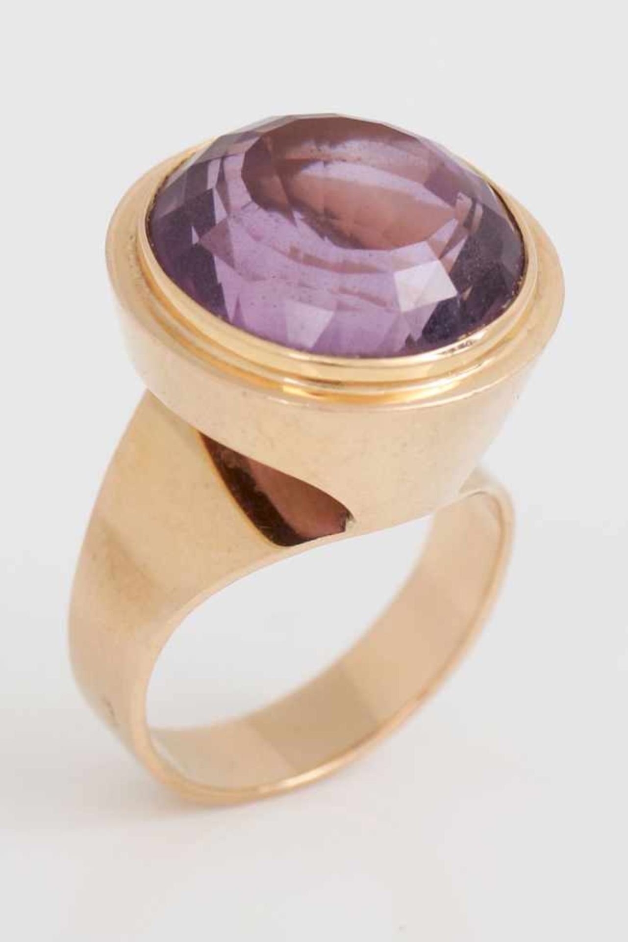 Damenring585er Gelbgold, großer, runder Amethyst in hohem Ringkopf, Ringgröße 56, Gewicht ca. 12,