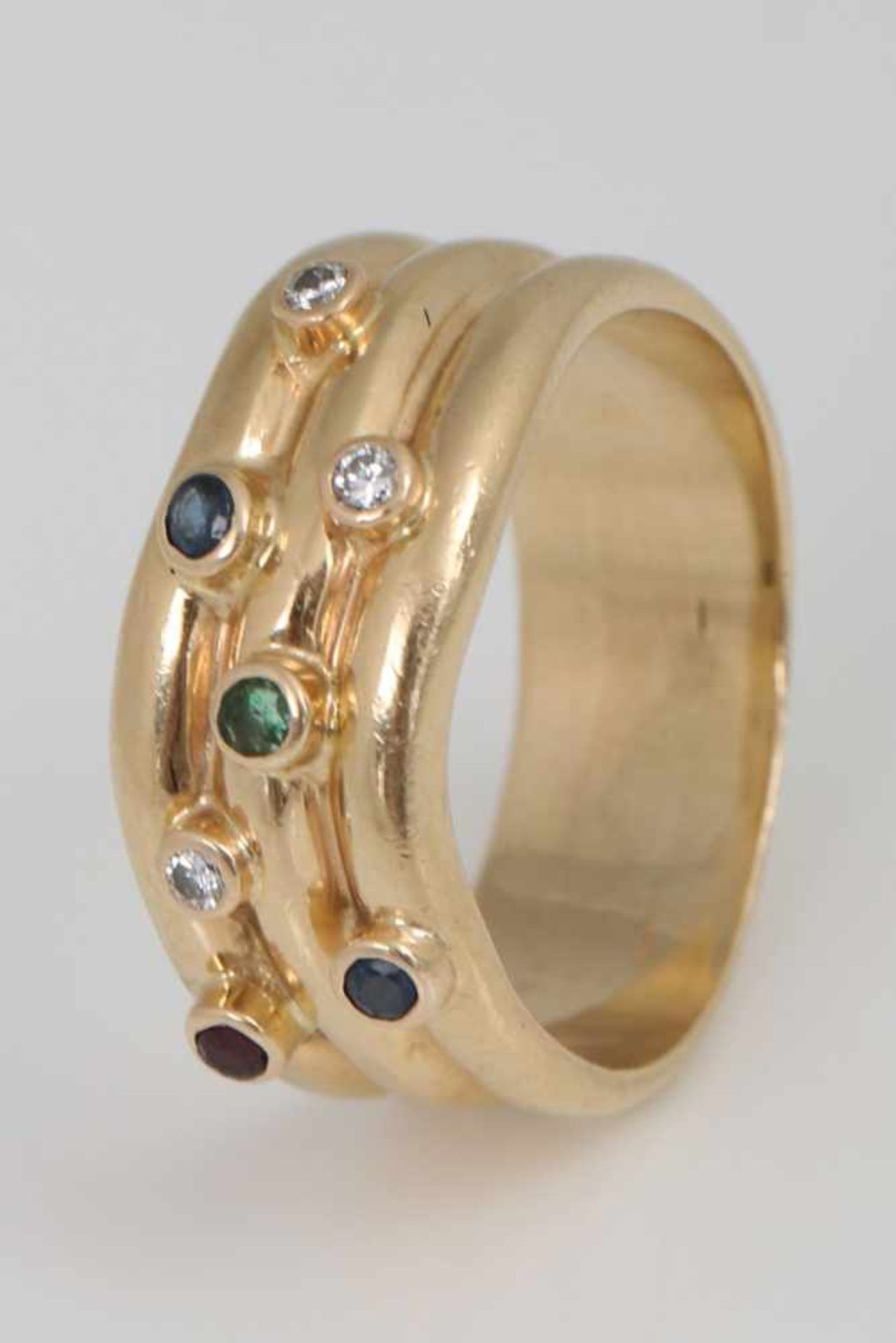 Ring mit Farbsteinen585er Gelbgold, 3-reihige, leicht wellige Schiene mit kleinen Farbsteinen (2