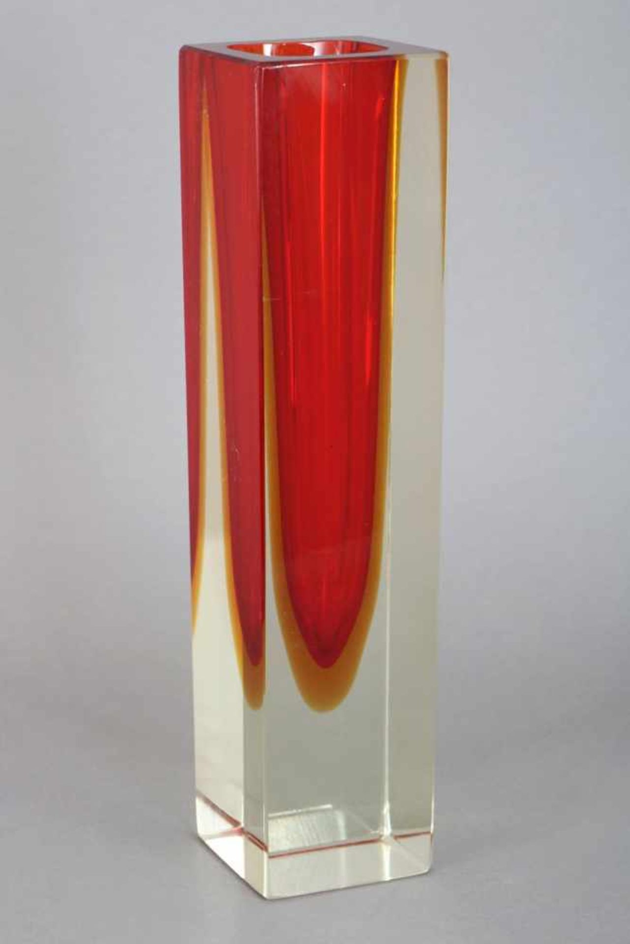 FLAVIO POLI (Murano) Sommerso Glasvase1960er Jahre, hocheckiger Korpus mit roten und gelben
