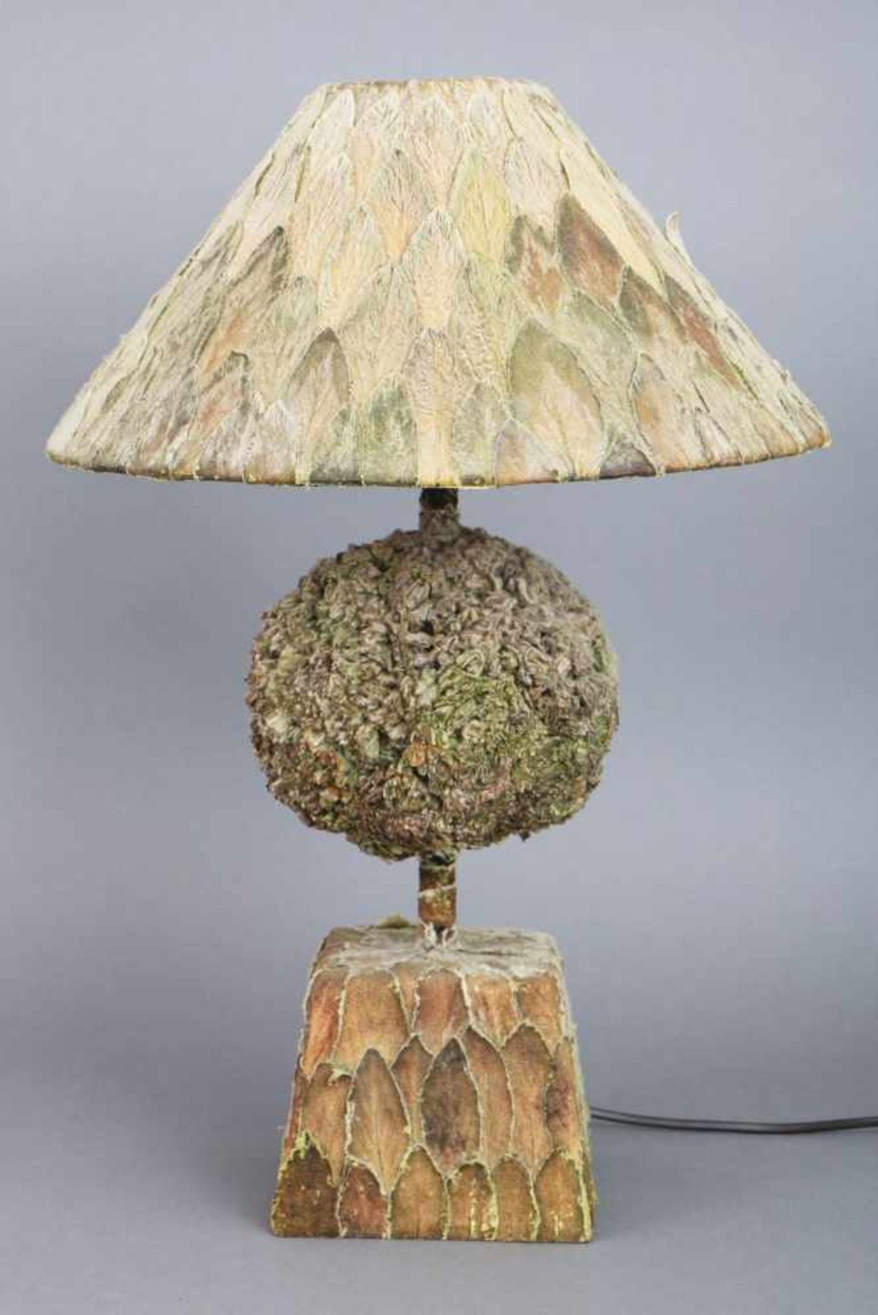TischlampeSüdafrika, spätes 20. Jhdt., mit Protea-Blättern beschlagener Stand, konischer Schirm,