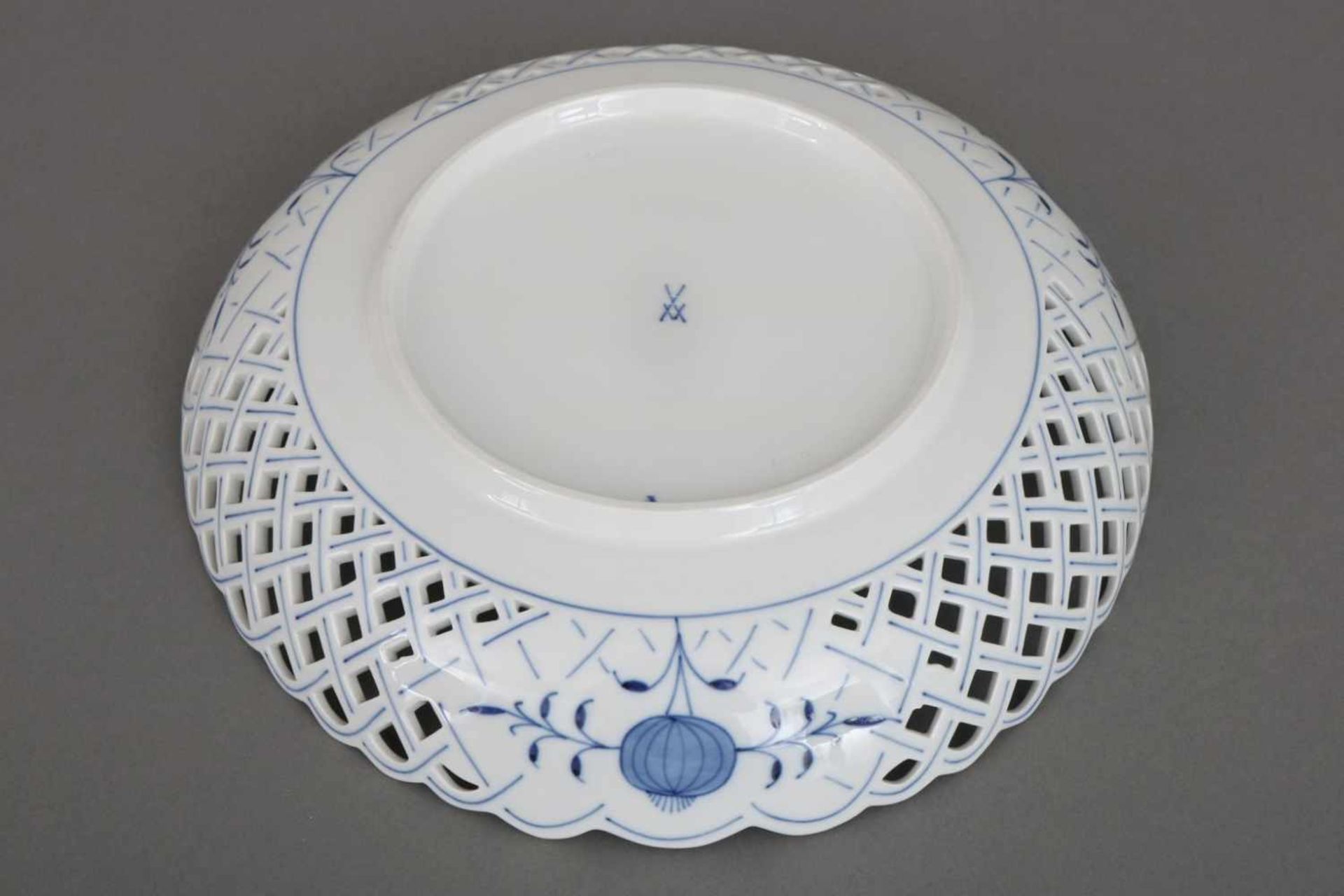 MEISSEN GitterschalePorzellan, 2. Hälfte 20. Jhdt., Dekor ¨Zwiebelmuster¨, runde Schale mit - Bild 2 aus 2