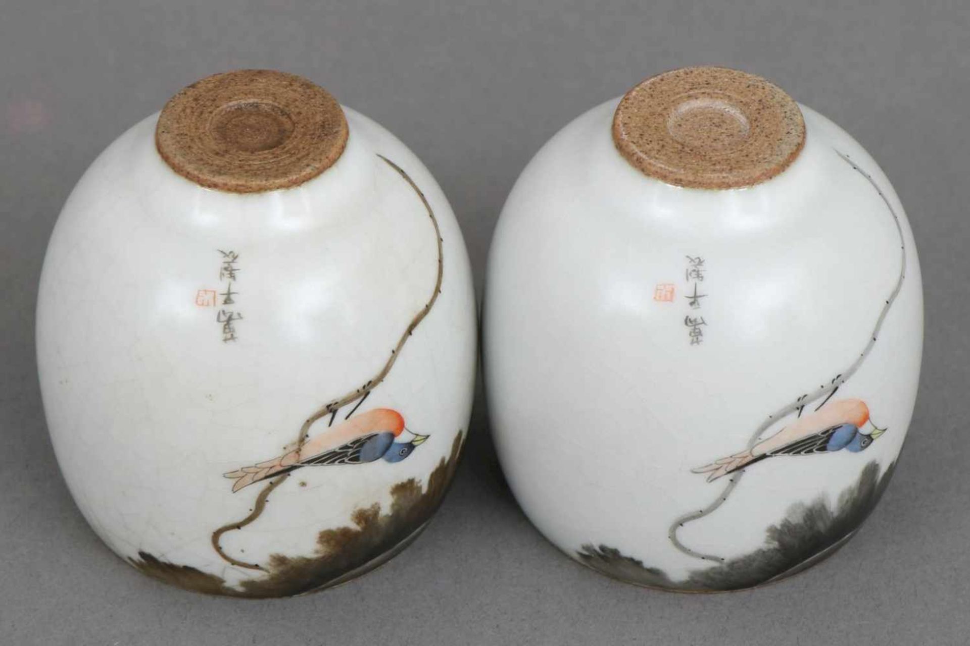 Paar asiatische Koppchen, Porzellanovoide Form auf kleinem Stand, hell glasiert, Craquelee, - Bild 2 aus 2