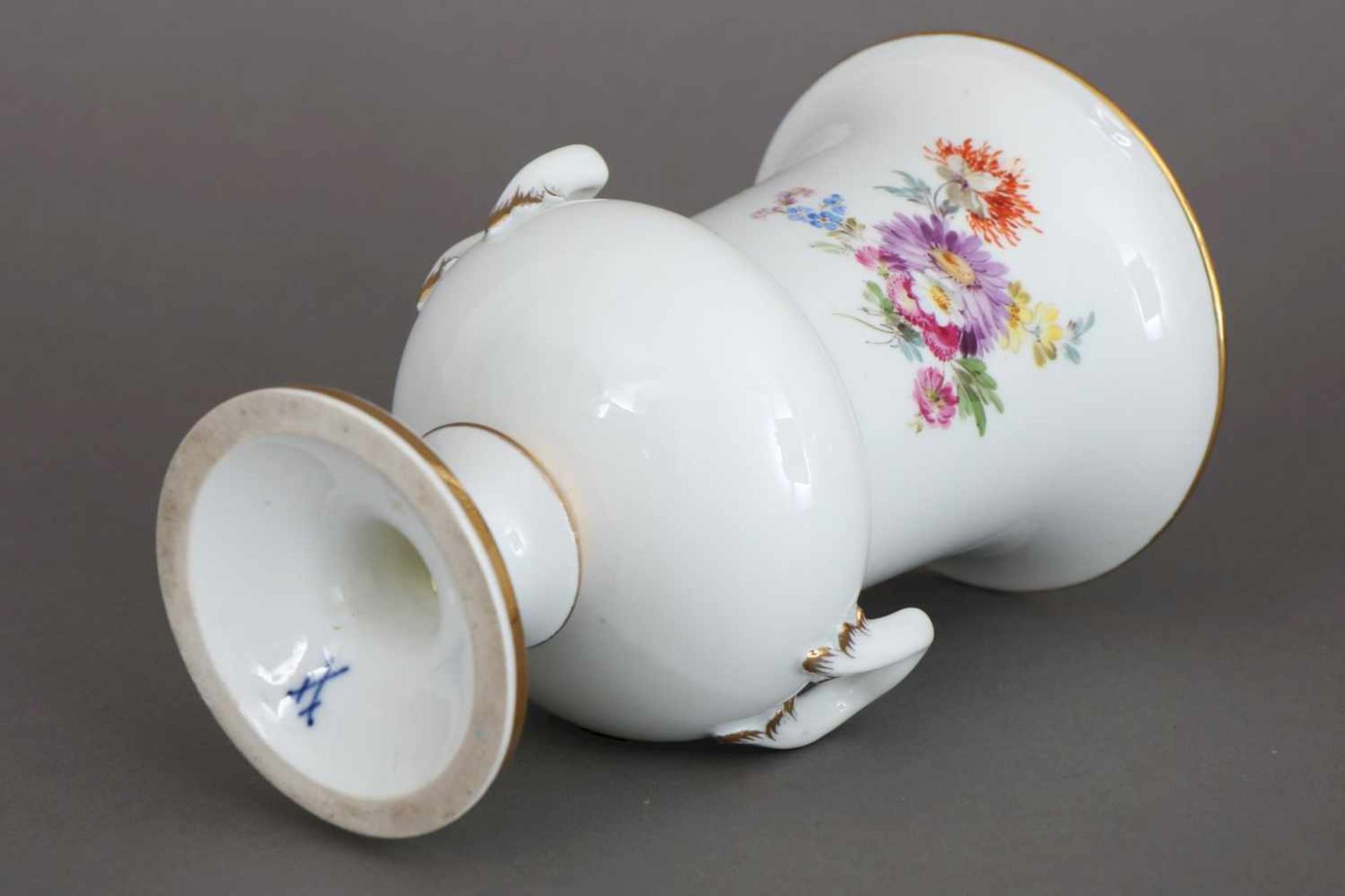 MEISSEN Amphorenvase mit Bouquetmalereium 1920 (Knauf-Schwerter), kraterförmiger Korpus mit 2 - Bild 2 aus 2