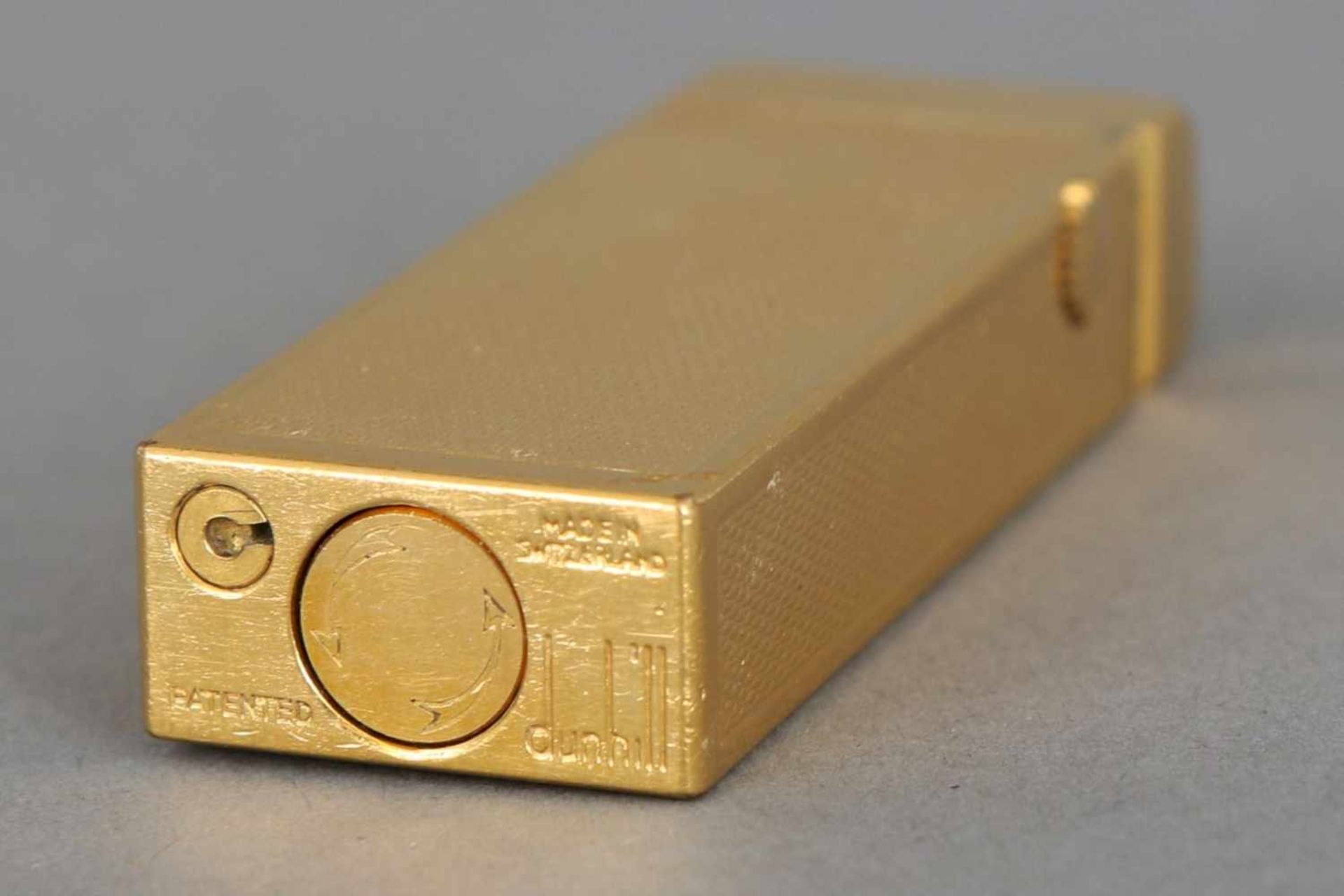 Dunhill Feuerzeugvergoldetes Metall, fein guillochiertes Rautendekor, im (ergänzten) Dunhill-Etui - Image 2 of 2